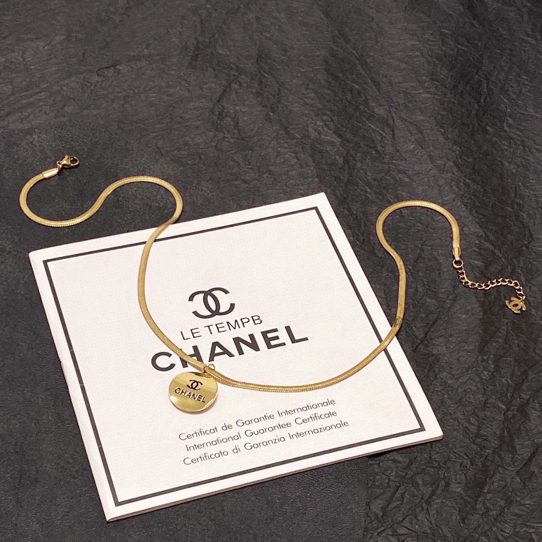香奈儿Chanel最新款蛇骨项链💄超个性,百搭款特别特别赞,整体细节非常令人惊喜,设计感十足,👍🏻不仅带出个人自信及品味,款式典雅而时尚,突显 8