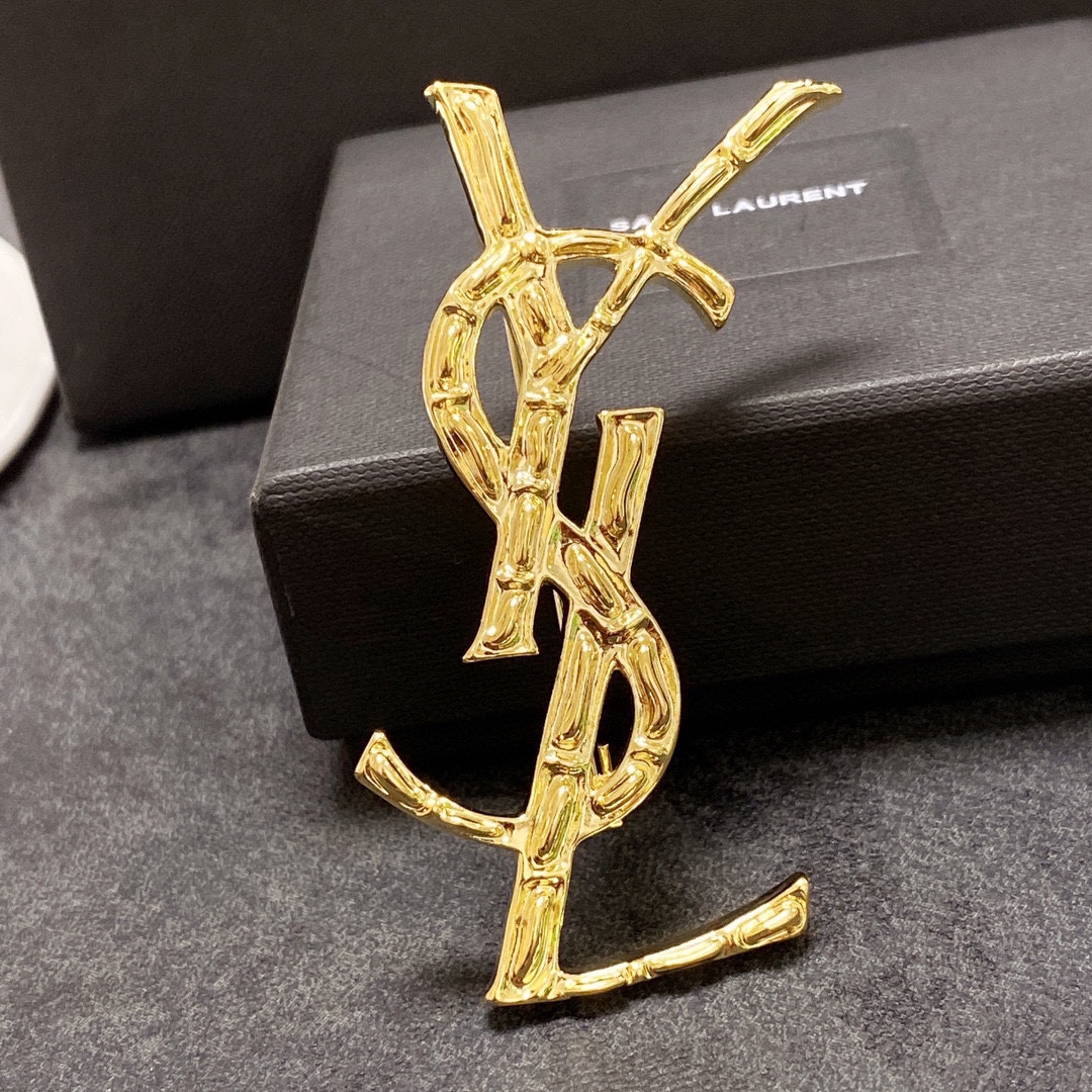 YSL Saint-Loran’s Synchronized Collections Feature Best Women’s Accessories: The Power of Pins - 图片 7