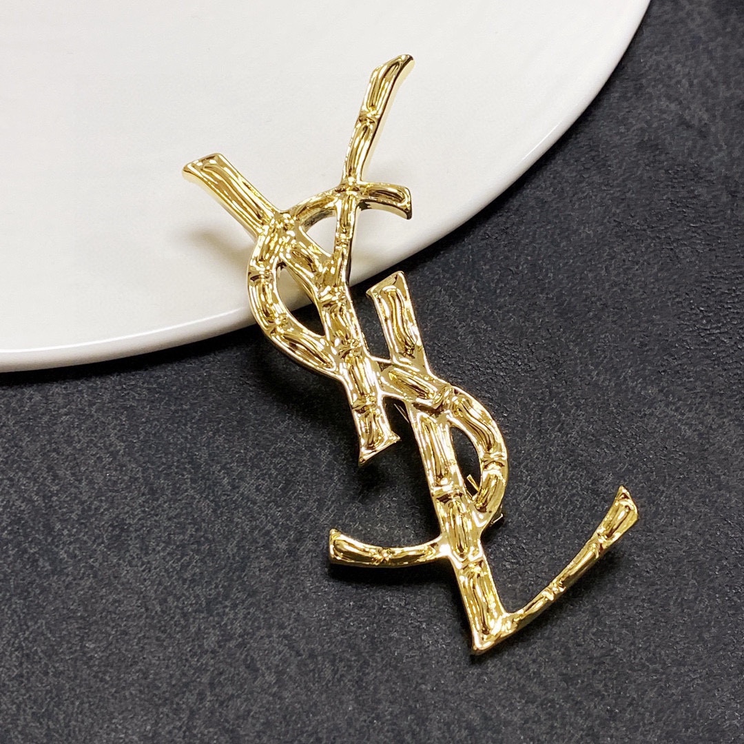 YSL Saint-Loran’s Synchronized Collections Feature Best Women’s Accessories: The Power of Pins - 图片 9