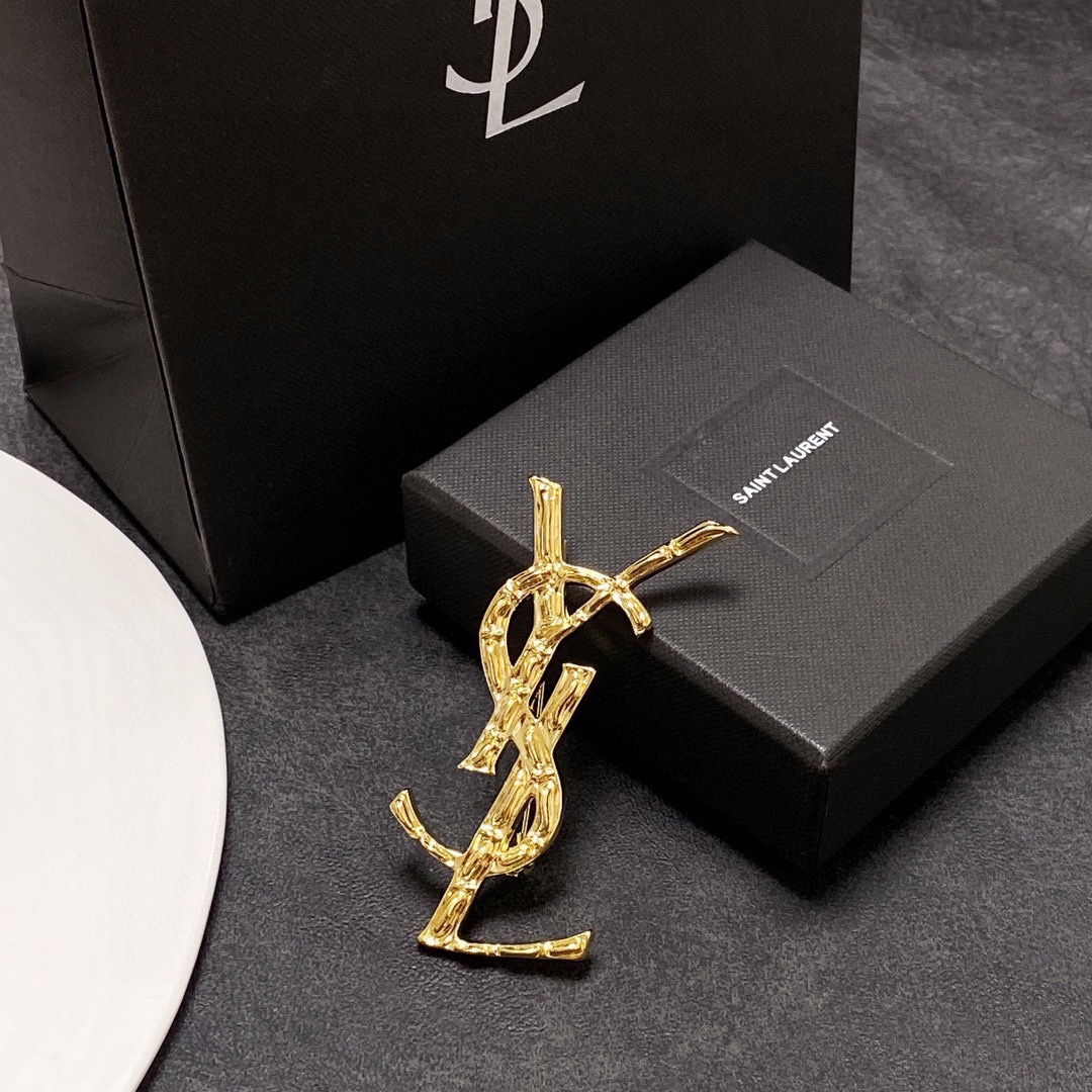 YSL Saint-Loran’s Synchronized Collections Feature Best Women’s Accessories: The Power of Pins - 图片 8