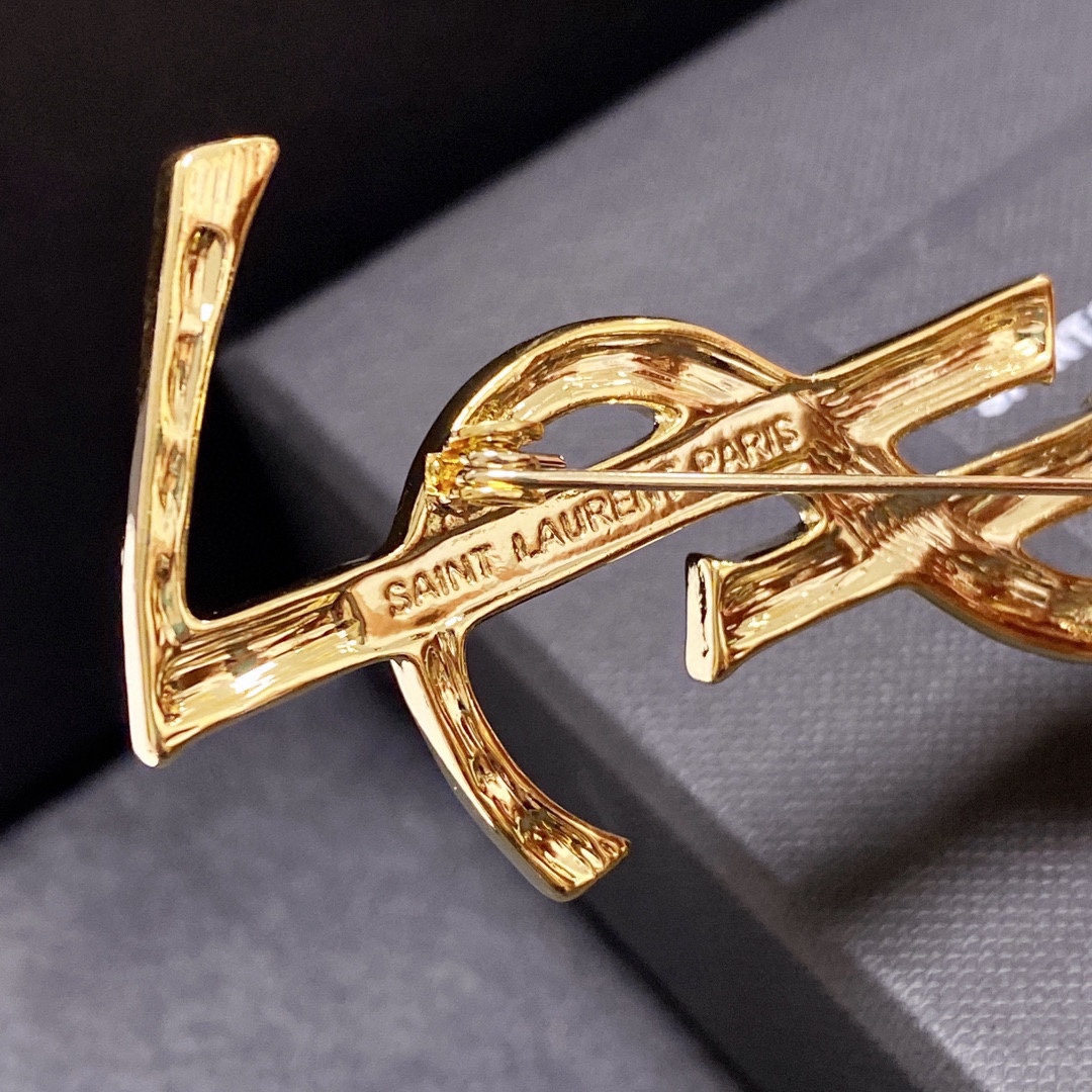 YSL Saint-Loran’s Synchronized Collections Feature Best Women’s Accessories: The Power of Pins - 图片 6