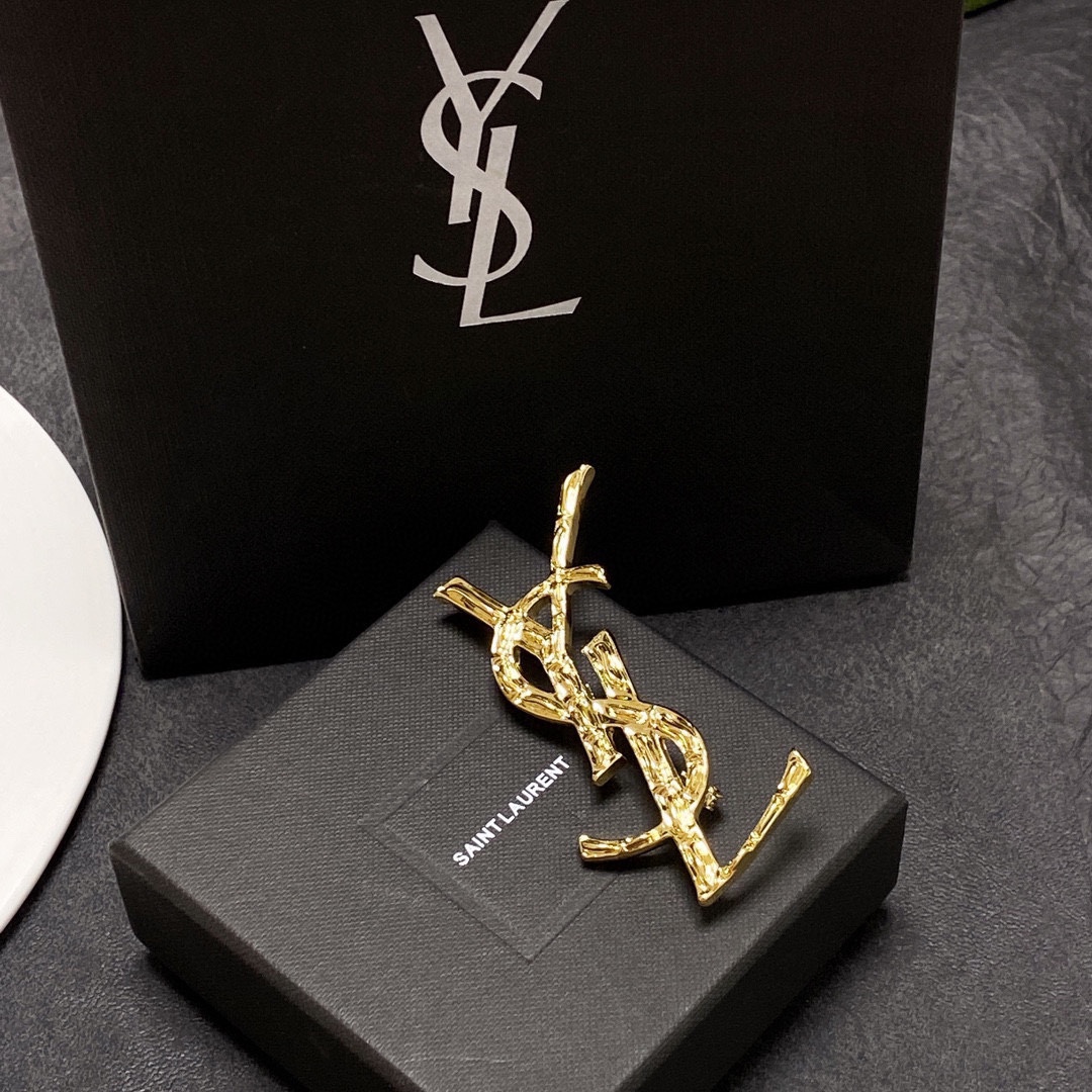 YSL Saint-Loran’s Synchronized Collections Feature Best Women’s Accessories: The Power of Pins - 图片 4