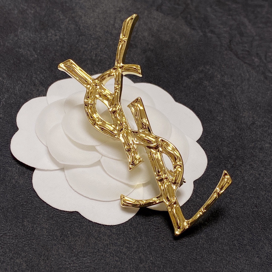 YSL Saint-Loran’s Synchronized Collections Feature Best Women’s Accessories: The Power of Pins - 图片 5