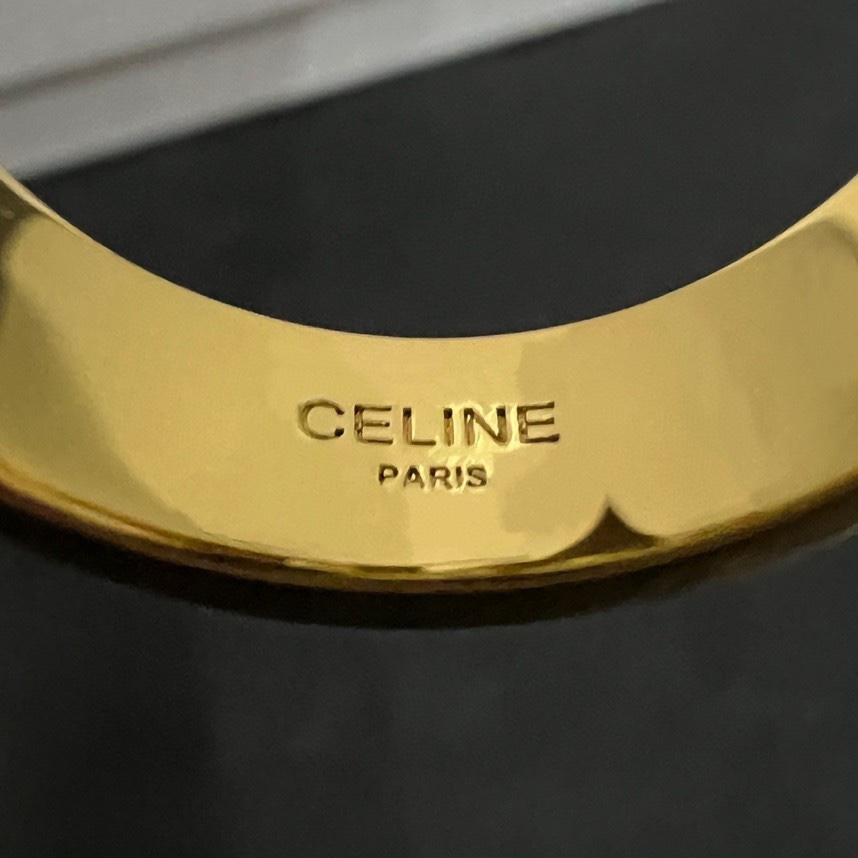 【批80】Celine赛琳  戒指 Celine一直是简约时尚界的标杆大胆的设计 百看不厌▪️搭配起来更Fashion ✨✨ 
码数：678码