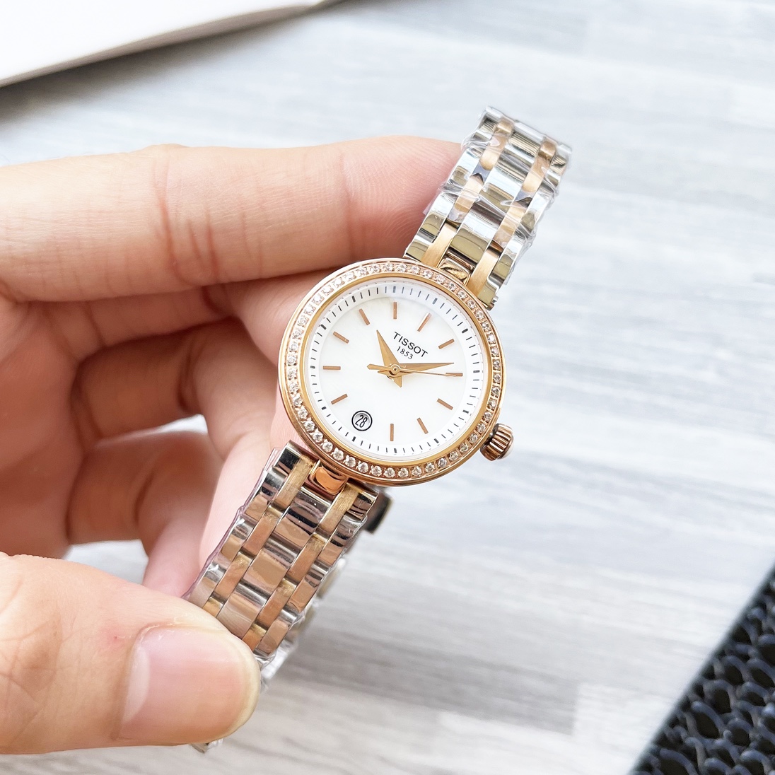 “Skyshow Elegance Series: White Gold Watch Chain with Precision Technology” - 图片 5