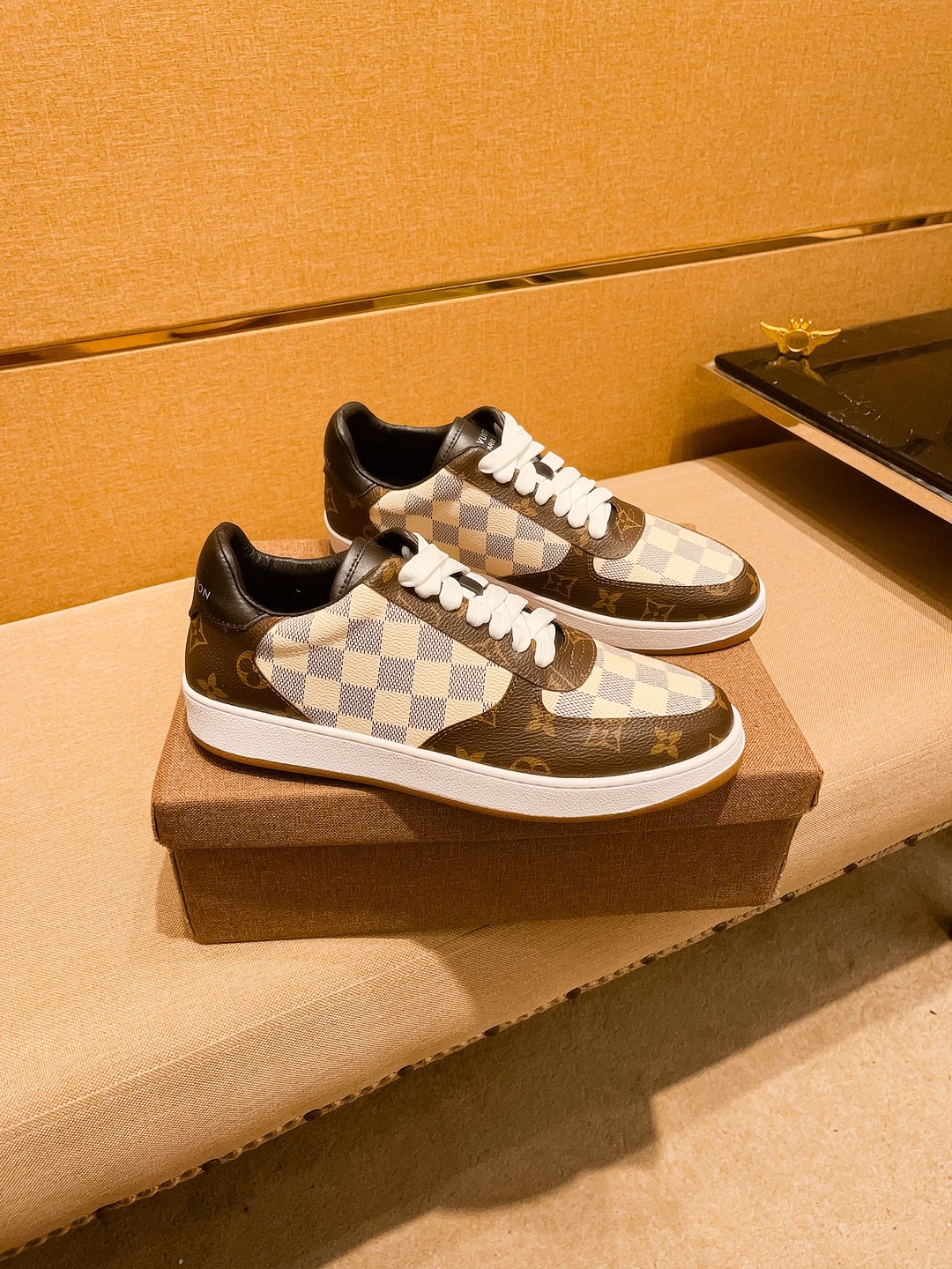 NO:272423,【LV】 Louis Vuitton men's shoes high-end brand Official website 11's latest masterpiece upper is made of imported Italian cowhide with comfortable and breathable inner original non-slip and wear-resistant outsole, making walking more convenient and comfortable!  Exclusive new style, amazing work, beautiful 11 ​​replica [color] compared to the official quality!  Create a fashionable personality to set off your uniqueness!  A must-have for trendy men! Classic size: 38-44 Color 2 colors available.,,louis vuitton,louis vuitton,cowhide19860909【 LV】 路易威登男鞋高端品牌 官网11最新力作鞋面采用意大利进口头层牛皮搭配舒适透气内里原版防滑耐磨大底制作,让行走更加便捷舒适！独家新款,惊世之作,与官方的质量相比美的11复刻[色]！打造时尚个性衬托你的与众不同！潮男必备!经典尺码:38-44 颜色 2色可选.,,louis vuitton,louis vuitton,cowhide,Men's shoes