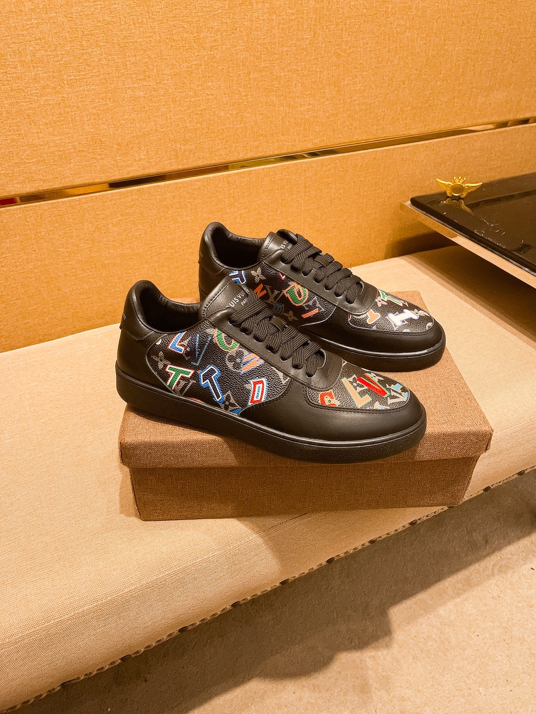 NO:272432,【LV】 Louis Vuitton men's shoes high-end brand Official website 11's latest masterpiece upper is made of imported Italian cowhide with comfortable and breathable inner original non-slip and wear-resistant outsole, making walking more convenient and comfortable!  Exclusive new style, amazing work, beautiful 11 ​​replica [color] compared to the official quality!  Create a fashionable personality to set off your uniqueness!  A must-have for trendy men! Classic size: 38-44 Color 2 colors available.,,louis vuitton,louis vuitton,cowhide19860909【 LV】 路易威登男鞋高端品牌 官网11最新力作鞋面采用意大利进口头层牛皮搭配舒适透气内里原版防滑耐磨大底制作,让行走更加便捷舒适！独家新款,惊世之作,与官方的质量相比美的11复刻[色]！打造时尚个性衬托你的与众不同！潮男必备!经典尺码:38-44 颜色 2色可选.,,louis vuitton,louis vuitton,cowhide,Men's shoes