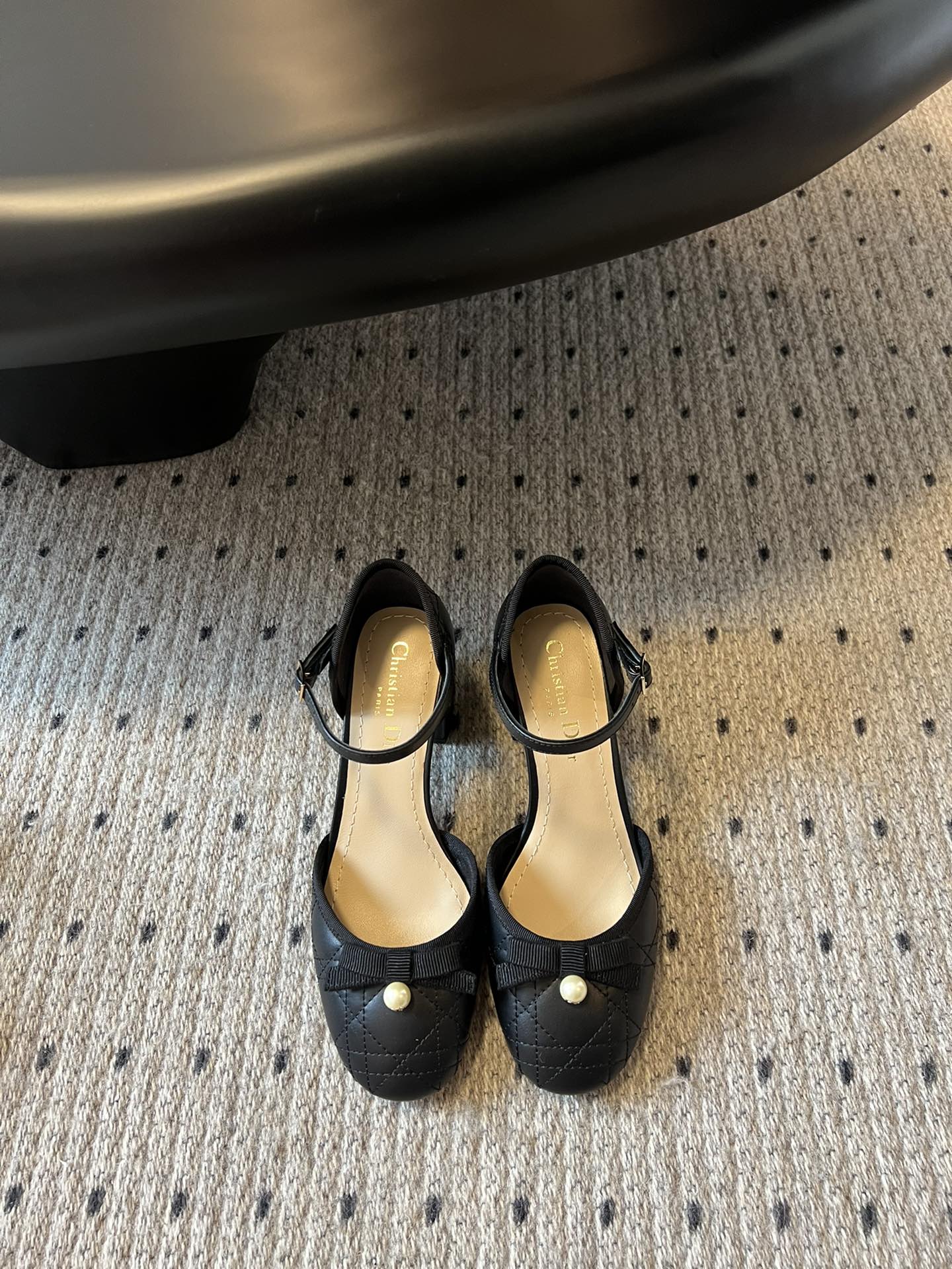 NO:449421,Top version Dior 25/Sync Counter Dior classic diamond matte thick heel Mary Jade shoes. The recently popular diamond matte series is so beautiful that it is explosive. The fried chicken is so beautiful that it feels like a girl. Pearl and bow decoration are a perfect ladylike perspective!  5.5 super friendly!  The upper is made of imported lambskin, the inner tiptoe is all sheepskin, imported Italian genuine leather outsole, size 34-41 (customized by 34/40/41), single shoes, dior, dior, mary jane, sheepskin, Leather soles19860909顶级版本 Dior·25/同步专柜迪奥经典菱格粗跟玛丽珍鞋 最近超火的菱格系列 上脚美到爆炸 炒鸡好穿很少女的感觉 珍珠加上蝴蝶结装饰 妥妥淑女视角！5.5跟高超级友好！ 鞋面采用进口小羊皮 内里踮脚均为羊皮 意大利进口真皮大底 码数34-41（34/40/41定做）,单鞋,dior,dior,mary jane,sheepskin,Leather soles,Women's Shoes