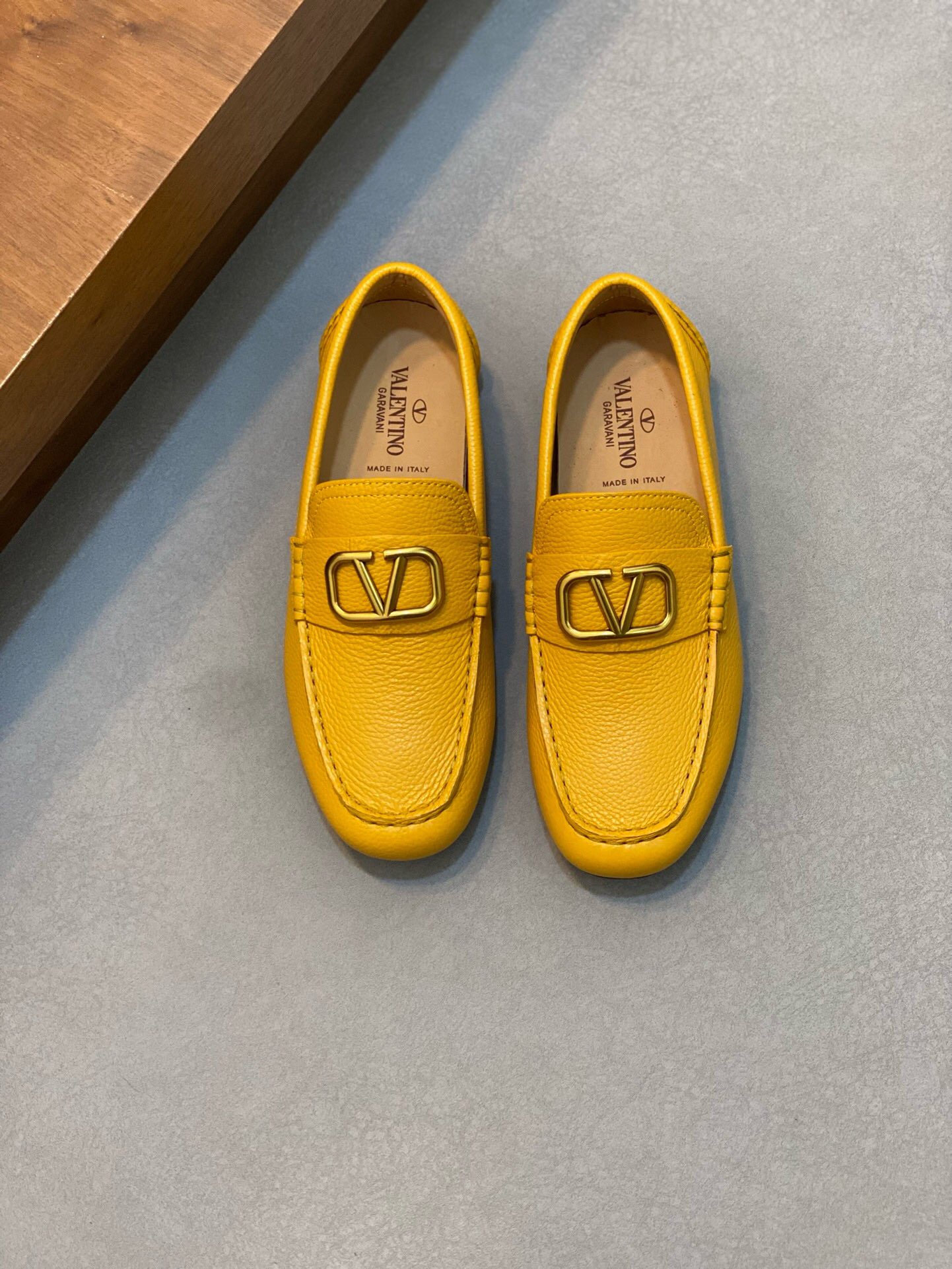 NO:219155,Brand VALENTINO Color Original Color Number 39-44 Customized 38.45 Price Material Valentino Casual Doudou Shoes The same style of the counter is the best imported cowhide head layer cowhide inner cowhide footbed style atmospheric footwear, perfect flow line, high quality workmanship 1:1 accurate reproduction, pure handmade to create a comfortable wearing experience Original private model rubber outsole, Valentino casual shoes, valentino, valentino, cowhide19860909品牌VALENTINO 颜色原版配色 码数39-44订做38.45 价格 材质华伦天奴休闲 豆豆鞋 专柜同款优选进口牛皮头层牛皮内里牛皮垫脚版型大气上脚超有气质完美的流线高品质做工1:1精准复刻 纯手工打造舒适的穿着体验原版私模橡胶大底,华伦天奴休闲鞋,valentino,valentino,cowhide,Men's shoes