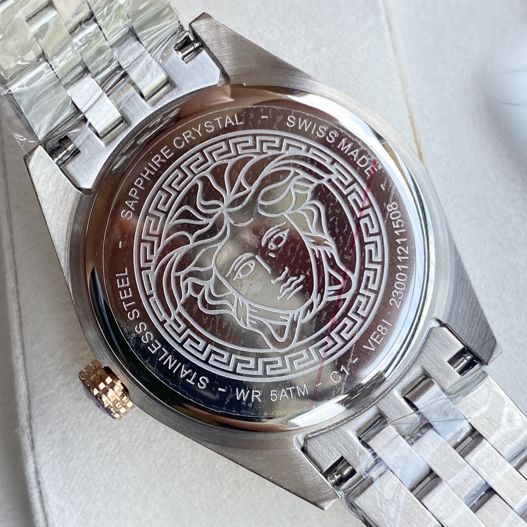 批💰700
Versace   新款范思哲石英手表，绿调意境奢雅时刻，墨绿表盘铺满希腊回纹，墨绿色衬托奢贵质感，金辉碧绿美学经典，12时位美杜莎标志，精钢表壳及表带，采用进口瑞士机芯，匠心品质性能稳定，进口加硬蓝宝石水晶玻璃，50米生活防水，外径36MM，一手现货批。