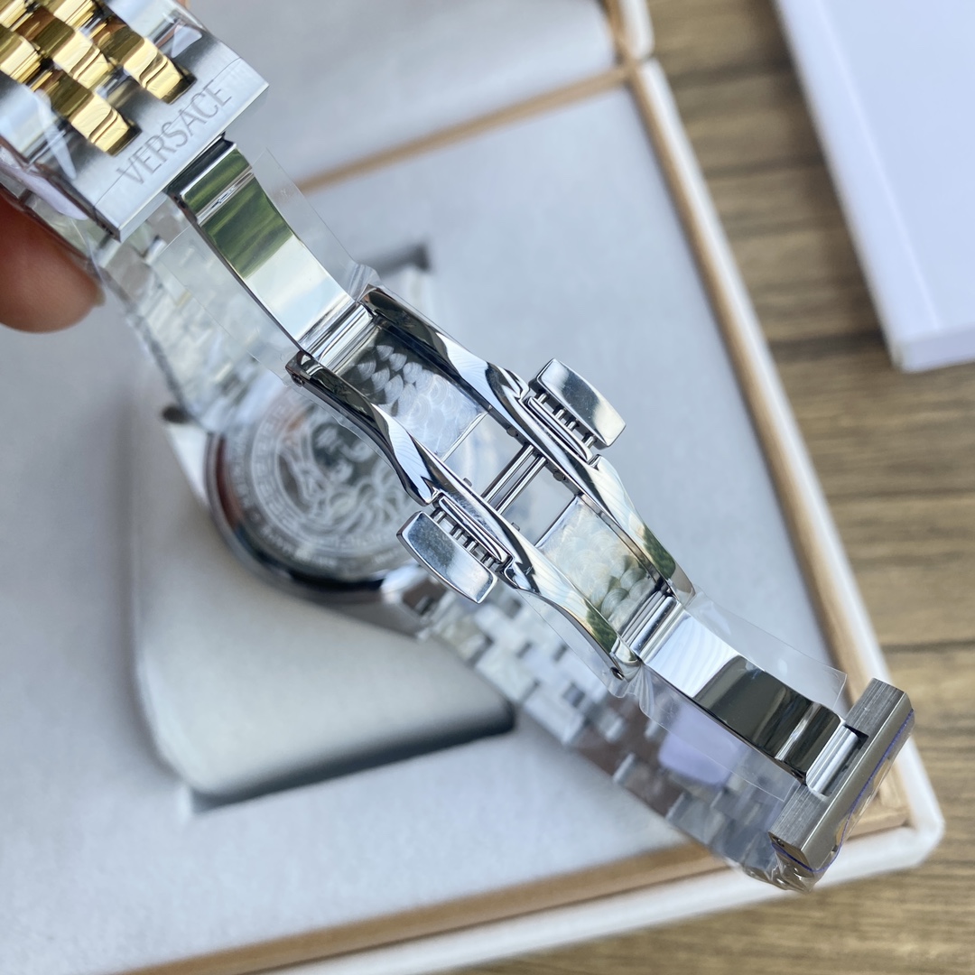 批💰700
Versace   新款范思哲石英手表，绿调意境奢雅时刻，墨绿表盘铺满希腊回纹，墨绿色衬托奢贵质感，金辉碧绿美学经典，12时位美杜莎标志，精钢表壳及表带，采用进口瑞士机芯，匠心品质性能稳定，进口加硬蓝宝石水晶玻璃，50米生活防水，外径36MM，一手现货批。