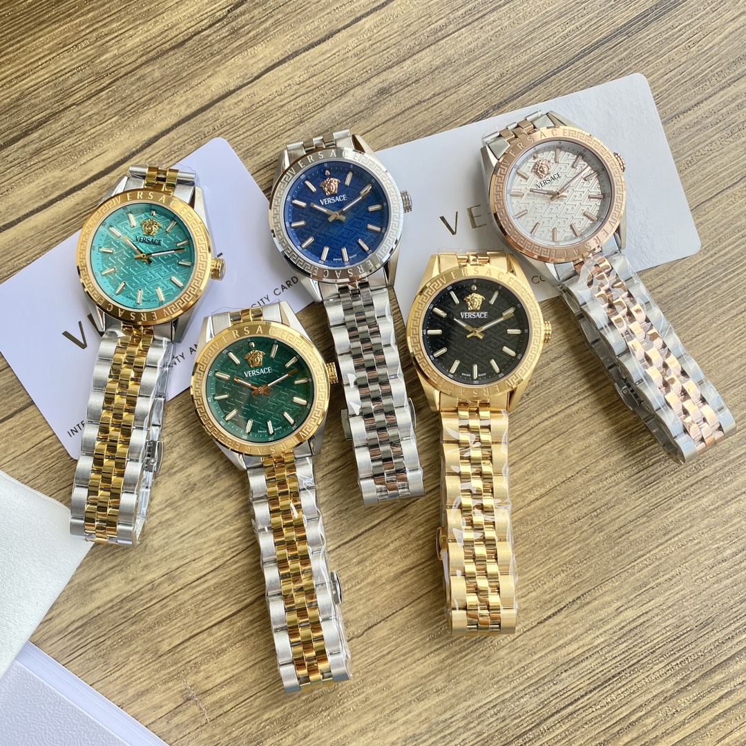 批💰700
Versace   新款范思哲石英手表，奢雅蓝调温润风范，蓝色表盘铺满希腊回纹，银色表圈点亮自在之美银辉蓝调从容自得，12时位美杜莎标志，精钢表壳及表带，采用进口瑞士机芯，匠心品质性能稳定，进口加硬蓝宝石水晶玻璃，50米生活防水，外径36MM，一手现货批。