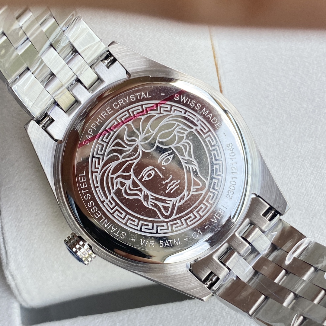 批💰700
Versace   新款范思哲石英手表，奢雅蓝调温润风范，蓝色表盘铺满希腊回纹，银色表圈点亮自在之美银辉蓝调从容自得，12时位美杜莎标志，精钢表壳及表带，采用进口瑞士机芯，匠心品质性能稳定，进口加硬蓝宝石水晶玻璃，50米生活防水，外径36MM，一手现货批。