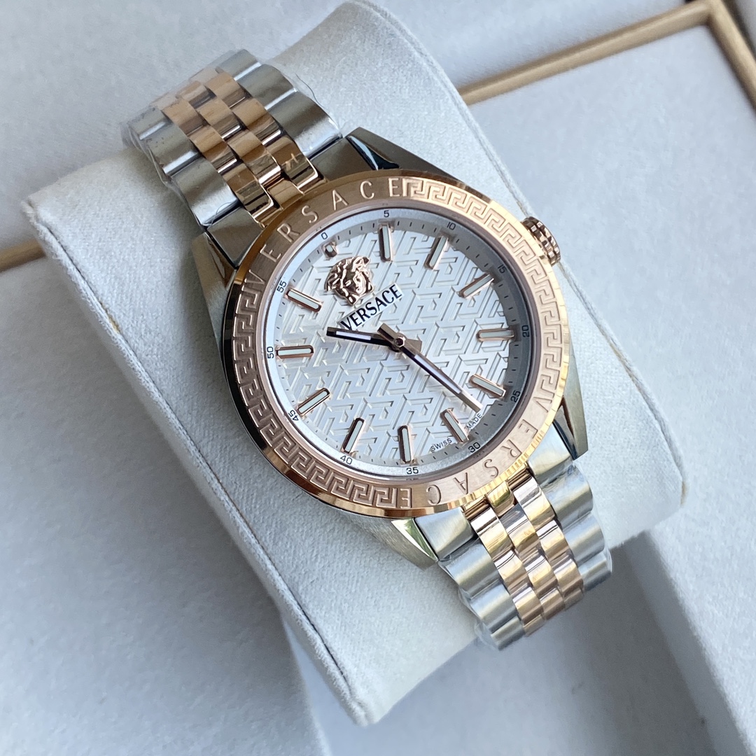 NO:158015,Versace's new Versace quartz watch, light white gold comfortable every moment, white dial is covered with Greek back patterns, rose gold bezel blessing charming moment, platinum meets delicate and ostentatious, 12 o'clock Medusa logo, stainless steel case and strap, imported Swiss movement, ingenious quality and stable performance, imported hardened sapphire crystal glass, 50 meters of daily waterproof, outer diameter 36MM, first-hand spot batch.,,versace,versace19860909批 Versace新款范思哲石英手表,轻盈白金惬意每刻,白色表盘铺满希腊回纹,玫瑰金色表圈加持魅力时刻,白金相遇 细腻且张扬,12时位美杜莎标志,精钢表壳及表带,采用进口瑞士机芯,匠心品质性能稳定,进口加硬蓝宝石水晶玻璃,50米生活防水,外径36MM,一手现货批.,,versace,versace,Watch