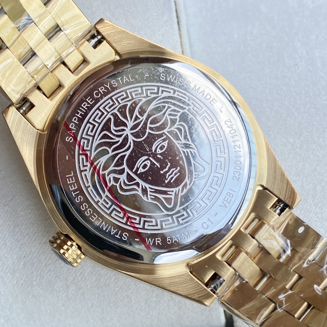 批💰700
Versace   新款范思哲石英手表，卓然黑金耀眼光辉，黑色表盘铺满希腊回纹，金色表圈演绎奢贵气息，黑金交辉 摩登魅力，12时位美杜莎标志，精钢表壳及表带，采用进口瑞士机芯，匠心品质性能稳定，进口加硬蓝宝石水晶玻璃，50米生活防水，外径36MM，一手现货批。