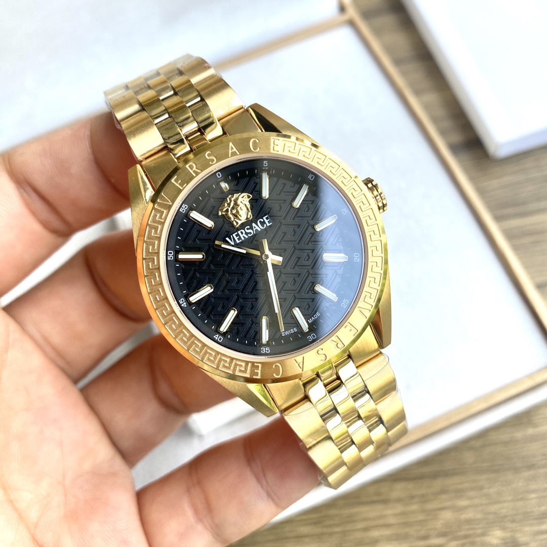 批💰700
Versace   新款范思哲石英手表，卓然黑金耀眼光辉，黑色表盘铺满希腊回纹，金色表圈演绎奢贵气息，黑金交辉 摩登魅力，12时位美杜莎标志，精钢表壳及表带，采用进口瑞士机芯，匠心品质性能稳定，进口加硬蓝宝石水晶玻璃，50米生活防水，外径36MM，一手现货批。