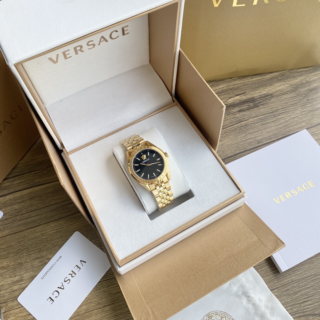 批💰700
Versace   新款范思哲石英手表，卓然黑金耀眼光辉，黑色表盘铺满希腊回纹，金色表圈演绎奢贵气息，黑金交辉 摩登魅力，12时位美杜莎标志，精钢表壳及表带，采用进口瑞士机芯，匠心品质性能稳定，进口加硬蓝宝石水晶玻璃，50米生活防水，外径36MM，一手现货批。