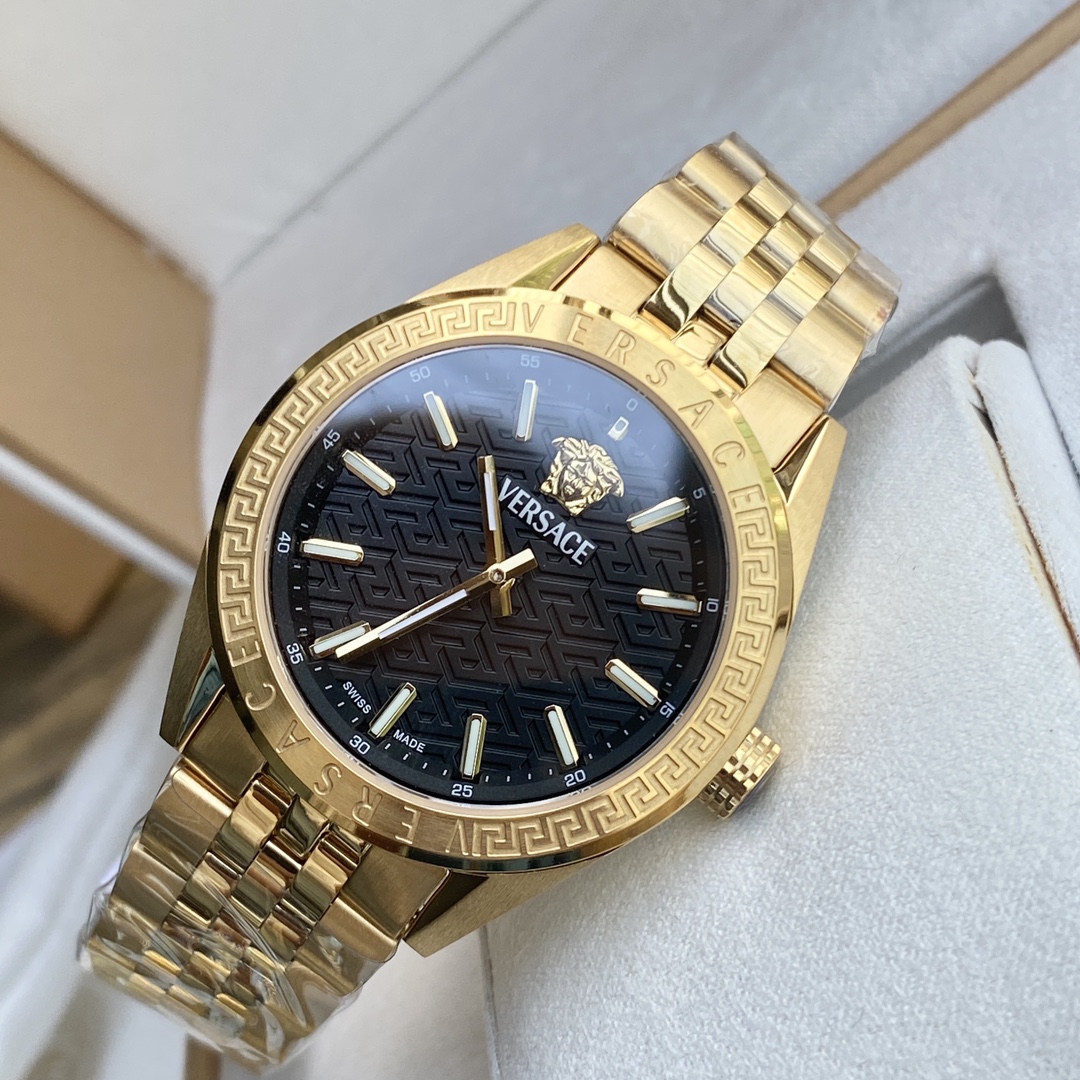 批💰700
Versace   新款范思哲石英手表，卓然黑金耀眼光辉，黑色表盘铺满希腊回纹，金色表圈演绎奢贵气息，黑金交辉 摩登魅力，12时位美杜莎标志，精钢表壳及表带，采用进口瑞士机芯，匠心品质性能稳定，进口加硬蓝宝石水晶玻璃，50米生活防水，外径36MM，一手现货批。