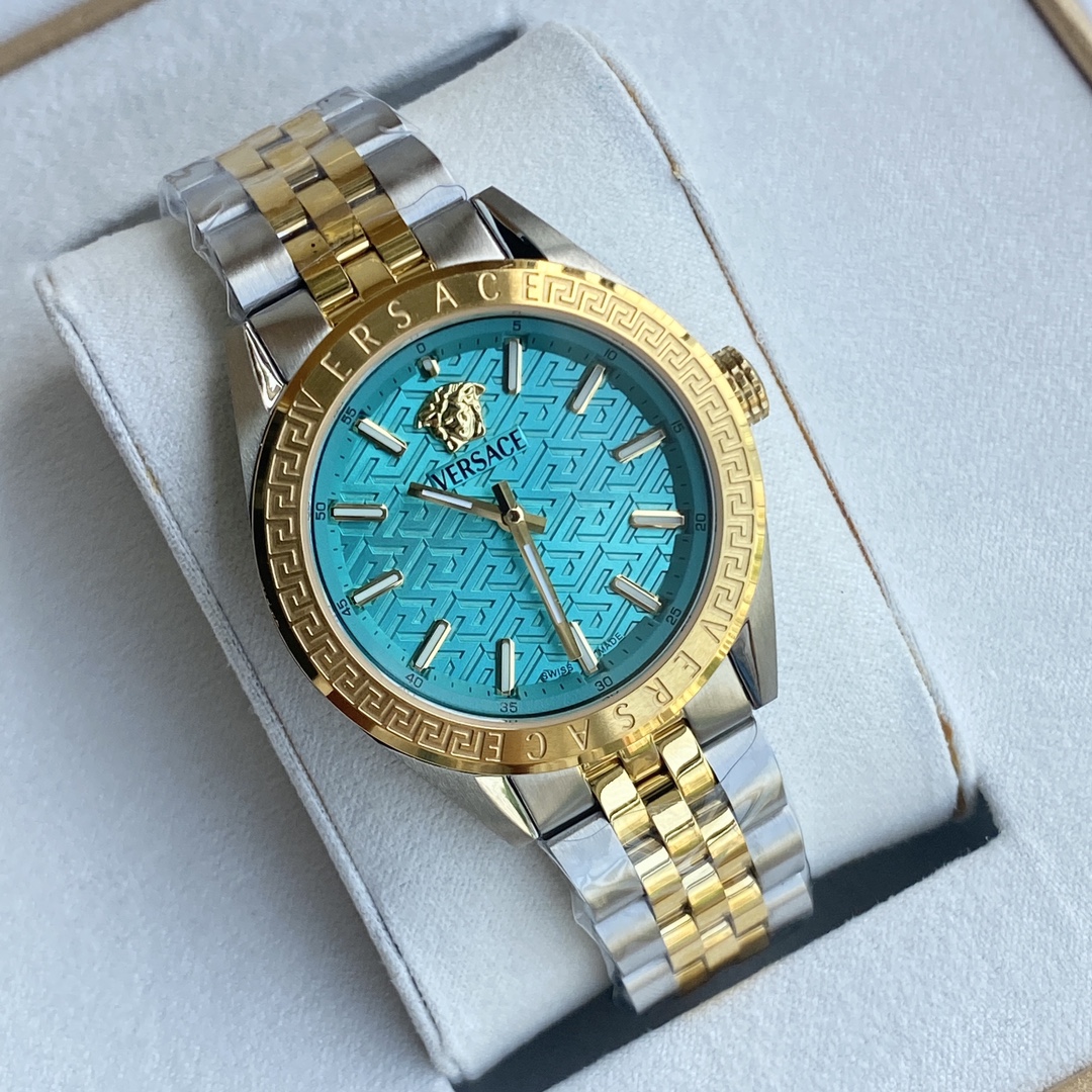 NO:158025,Versace's new Versace quartz watch, vibrant ice blue elegant and agile, ice blue dial covered with Greek back patterns, gold bezel showing color collision, bright gold ice blue, gorgeous encounter, 12 o'clock Medusa logo, stainless steel case and strap, imported Swiss movement, ingenious quality and stable performance, imported hardened sapphire crystal glass, 50 meters of daily waterproof, outer diameter 36MM, first-hand spot batch.,,versace,versace19860909批 Versace新款范思哲石英手表,活力冰蓝优雅灵动,冰蓝色表盘铺满希腊回纹,金色表圈呈现色彩碰撞,亮金冰蓝,绚烂相遇,12时位美杜莎标志,精钢表壳及表带,采用进口瑞士机芯,匠心品质性能稳定,进口加硬蓝宝石水晶玻璃,50米生活防水,外径36MM,一手现货批.,,versace,versace,Watch