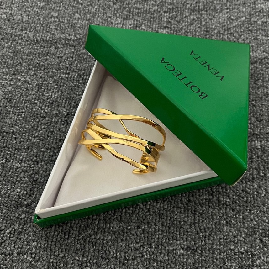 Sophisticated BV Bracelet by Bottega Veneta: Elegant and Noble Design in Athens. - 图片 3
