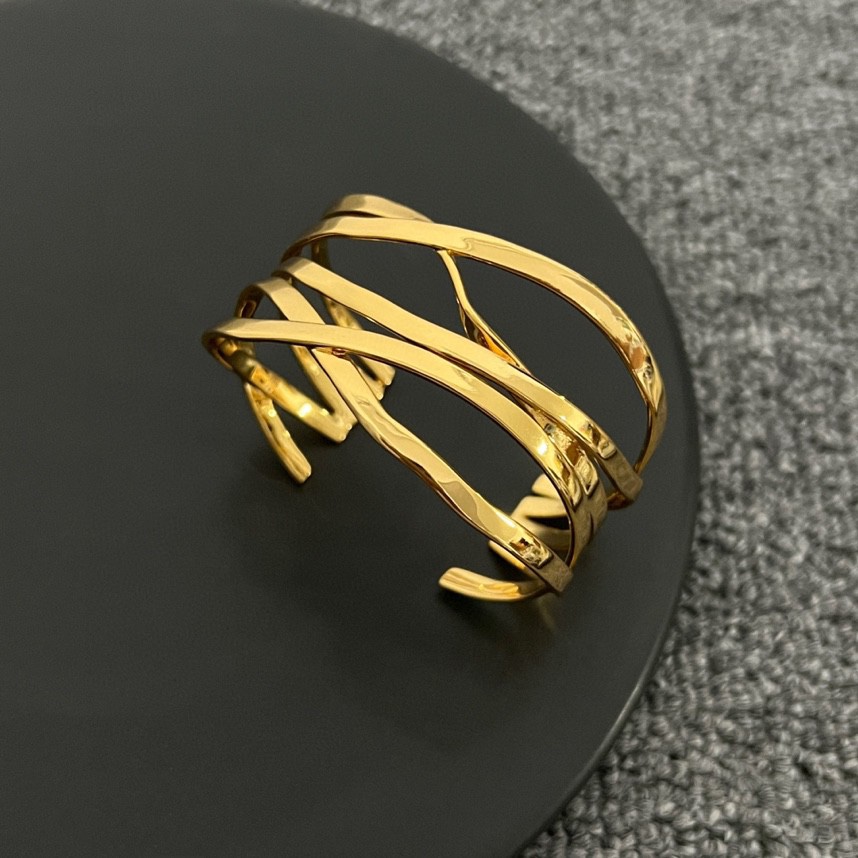 Sophisticated BV Bracelet by Bottega Veneta: Elegant and Noble Design in Athens. - 图片 4