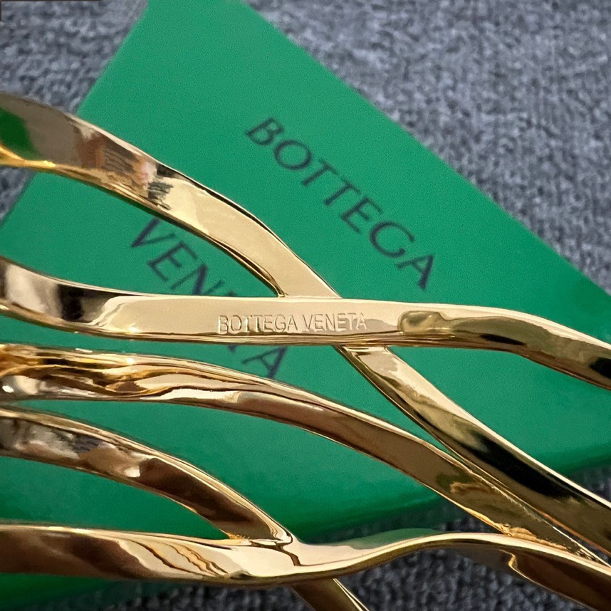 Sophisticated BV Bracelet by Bottega Veneta: Elegant and Noble Design in Athens. - 图片 6