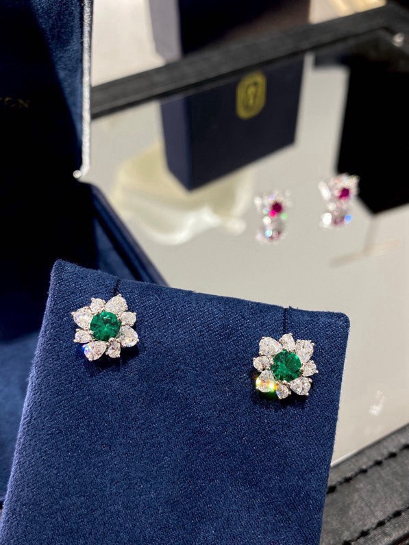 NO:632889,88240. Welfare earrings for little rich ladies are here. For fairies who want to try red emeralds but are afraid of not being able to control them, this is the right choice!  Simple and yet stylish little Caibao earrings, Seiko version, fully hand-inlaid with 50-point main stone, just right, very light jewelry feel, restrained and low-key yet elegant, highly recommended!  All-over silver and gold-plated material!  They are all high-quality simulated diamonds. The entire set of simulated diamonds are hand-mounted versions, which are comparable to real gold and real diamonds. Welcome to compare with the tens of thousands of real diamonds at home!  You really spend a small amount of money to do big things, and you will get benefits at the end of the year. You won’t lose money if you invest in it!  ,,gold plating,Cardia high-end jewelry1986090988240.福利款小富婆耳钉来啦 想尝试红绿宝石但是又怕不好驾驭的仙女们,选这个就对了！简约又不失设计感的小彩宝耳钉,精工版本,全手工镶嵌50分主石恰到好处,很轻盈的珠宝感,内敛低调又不失风采超级推荐哦！ 通体银镀金材质！都是高品质的仿真钻,整套仿真钻都是手工镶嵌的版本,媲美真金真钻欢迎对比家里的几万真钻！真的是花小钱办大事,年底给到大家的福利 入股不亏哦！,,gold plating,卡迪亚高端饰品,Jewelry