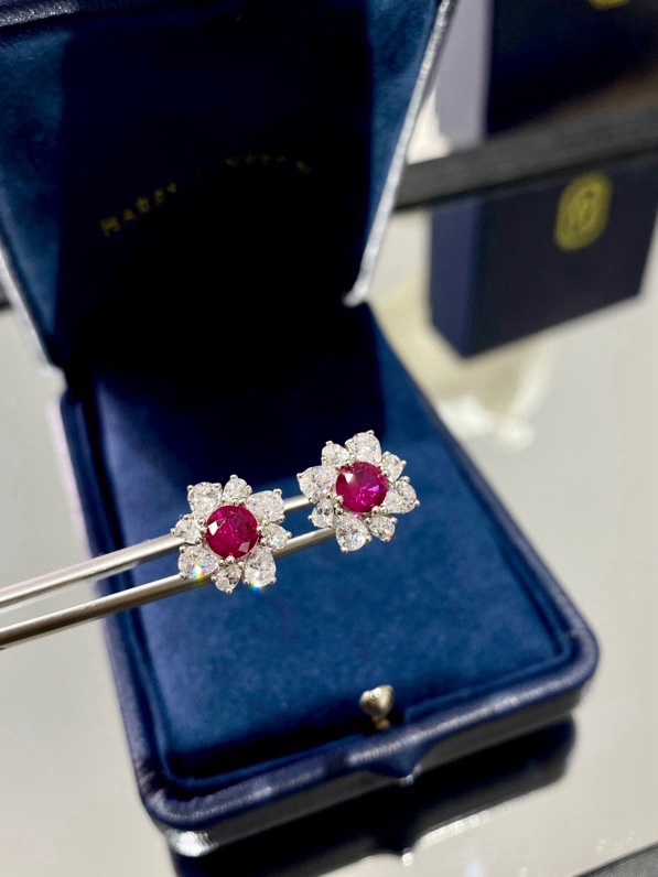 NO:632892,88240, Welfare earrings for little rich ladies are here. For fairies who want to try red emeralds but are afraid of not being able to control them, this is the right choice!  Simple and yet stylish little Caibao earrings, Seiko version, fully hand-inlaid with 50-point main stone, just right, very light jewelry feel, restrained and low-key yet elegant, highly recommended!  All-over silver and gold-plated material!  They are all high-quality simulated diamonds. The entire set of simulated diamonds are hand-mounted versions, which are comparable to real gold and real diamonds. Welcome to compare with the tens of thousands of real diamonds at home!  You really spend a small amount of money to do big things, and you will get benefits at the end of the year. You won’t lose money if you invest in it!  ,,gold plating,Cardia high-end jewelry1986090988240,福利款小富婆耳钉来啦 想尝试红绿宝石但是又怕不好驾驭的仙女们,选这个就对了！简约又不失设计感的小彩宝耳钉,精工版本,全手工镶嵌50分主石恰到好处,很轻盈的珠宝感,内敛低调又不失风采超级推荐哦！ 通体银镀金材质！都是高品质的仿真钻,整套仿真钻都是手工镶嵌的版本,媲美真金真钻欢迎对比家里的几万真钻！真的是花小钱办大事,年底给到大家的福利 入股不亏哦！,,gold plating,卡迪亚高端饰品,Jewelry