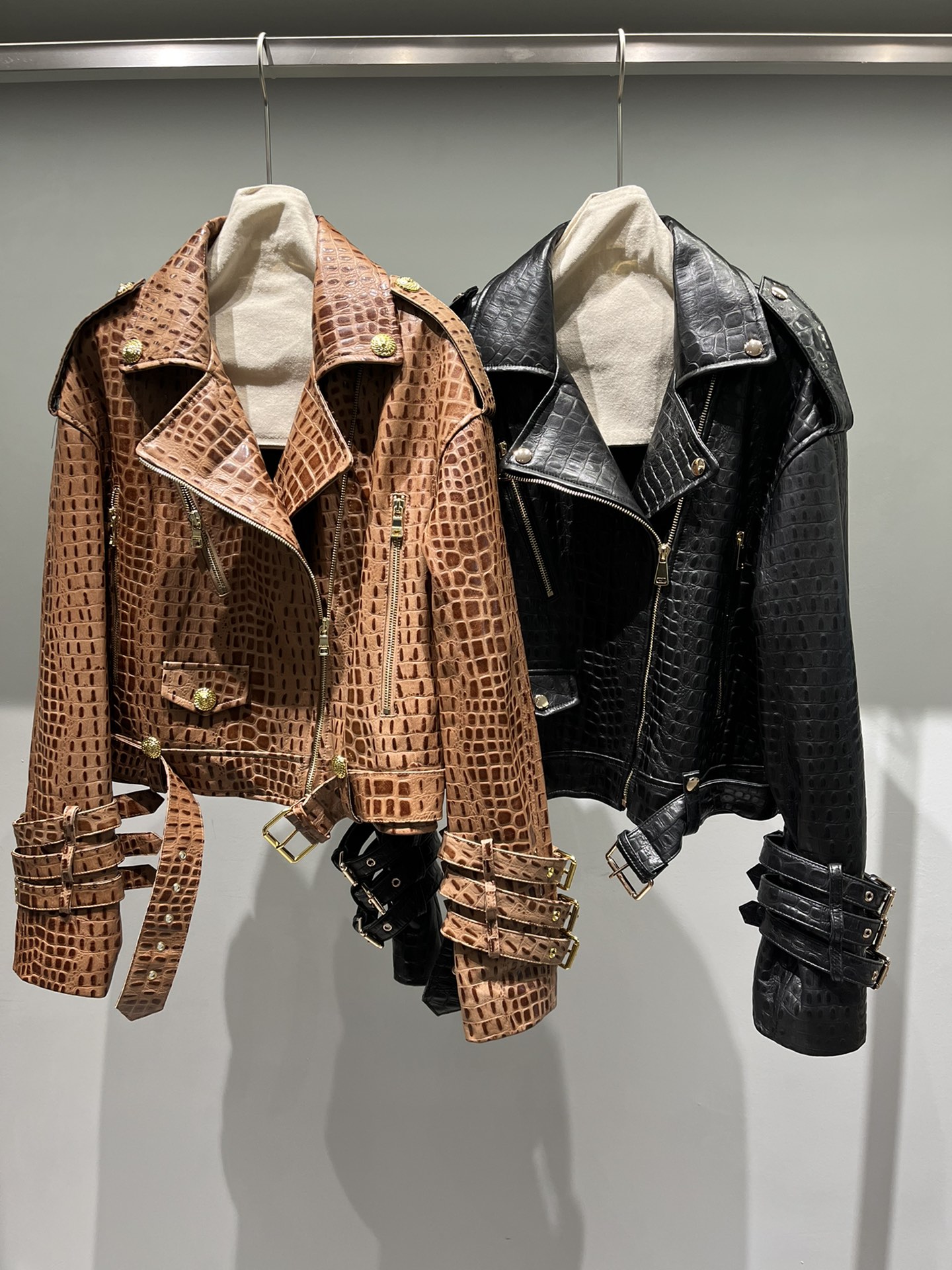 NO:721726,,Balmain crocodile pattern sheepskin motorcycle, extra long sleeve design, very unique,Balmain-clothing,balmain,sheepskin,19860909,巴尔曼鳄鱼纹羊皮机车,超长袖子设计,非常独特,巴尔曼-服装,balmain,sheepskin,,Women's clothing