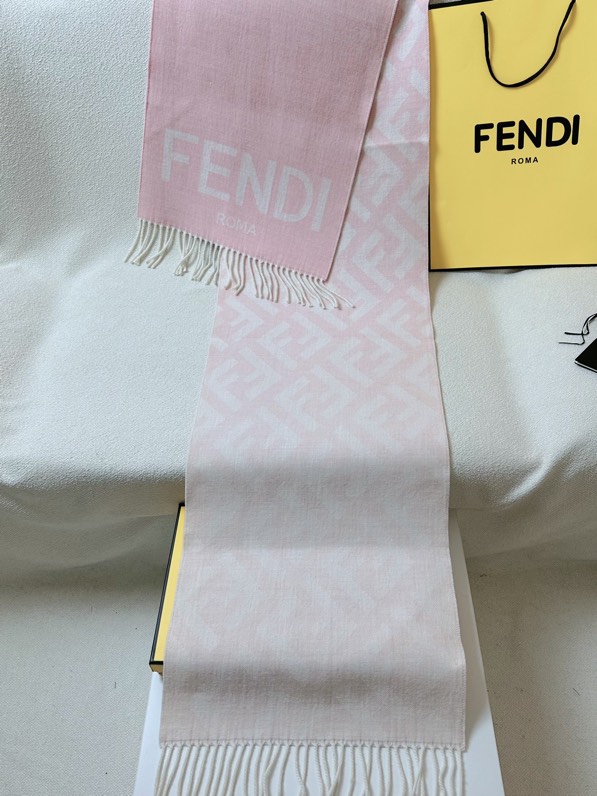 重磅来袭高品质Fendi最火的围巾全世界都在抢的老花FF字母渐变款主打的限量大极品专柜也是有钱也很难买到