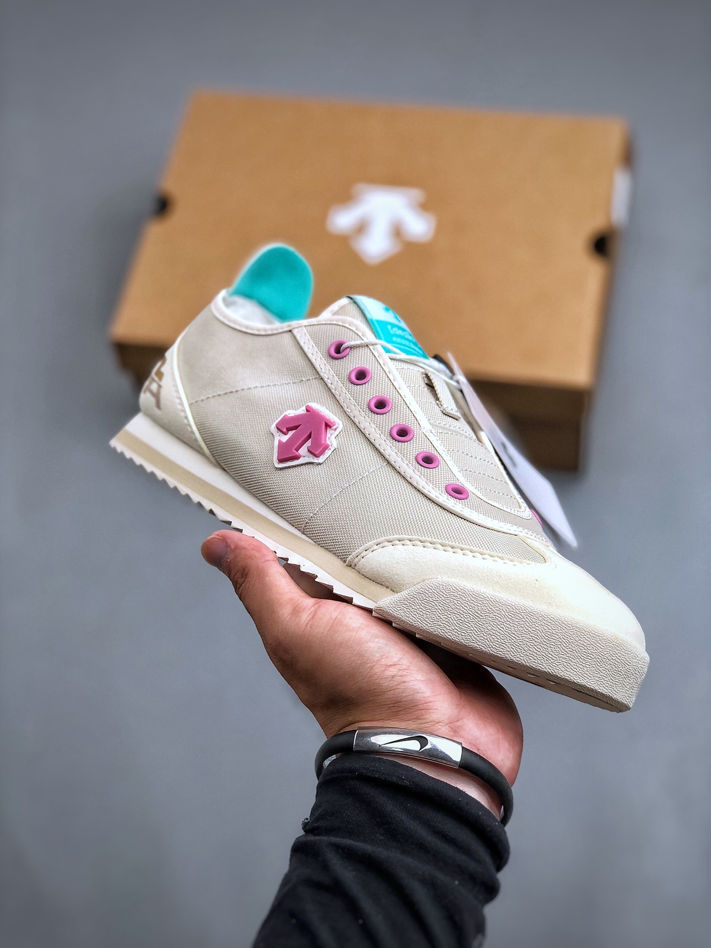 终端特价🉐️爆款福利🔥 跑量放店批💰110 核心主推 原价市场160 180版本 纯原公司 DESCENTE CHRON 公司级版本 迪桑特复古运动一脚蹬帆布鞋👏透气休闲鞋 轻松方便的一脚蹬设计 搭配轻质弹性鞋底 脚感舒适 简洁的帆布鞋面设计适用于多场景穿搭 官方货号: D4231LSN14 尺码36-40