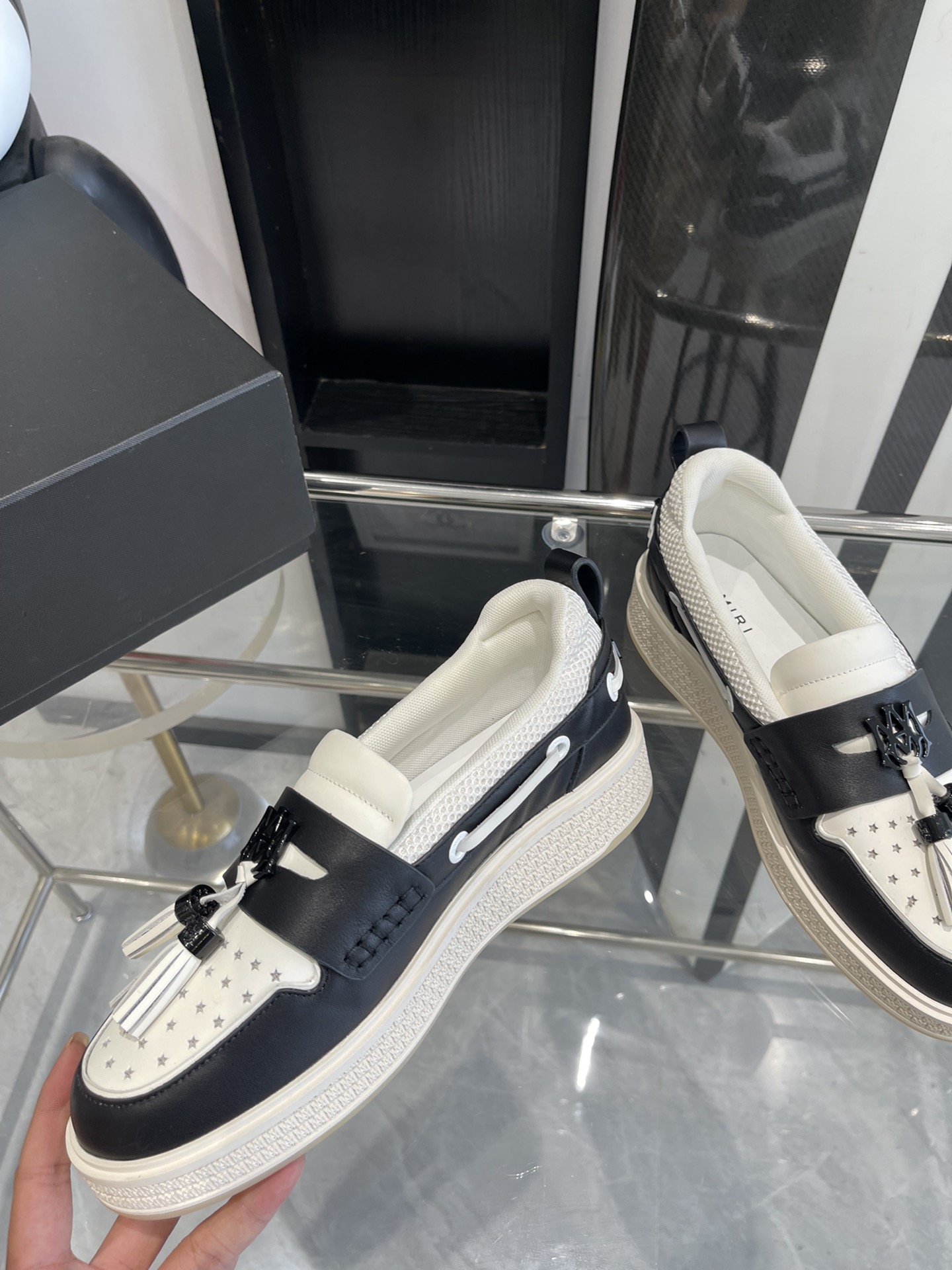 AMIRI’s New Monolithic Leisure Shoe: Stylish Panda Color for Every Occasion - 图片 3