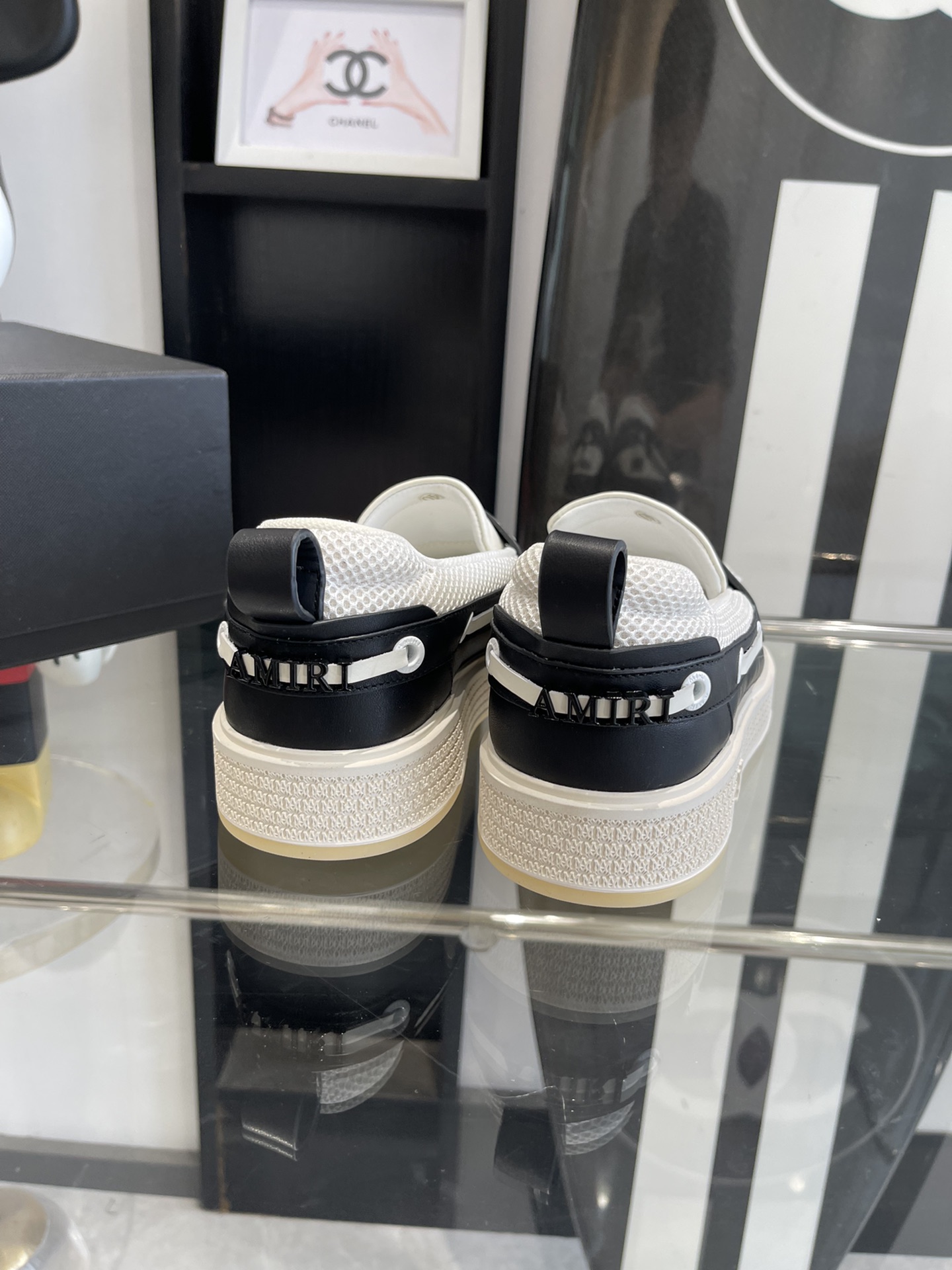 AMIRI’s New Monolithic Leisure Shoe: Stylish Panda Color for Every Occasion - 图片 9