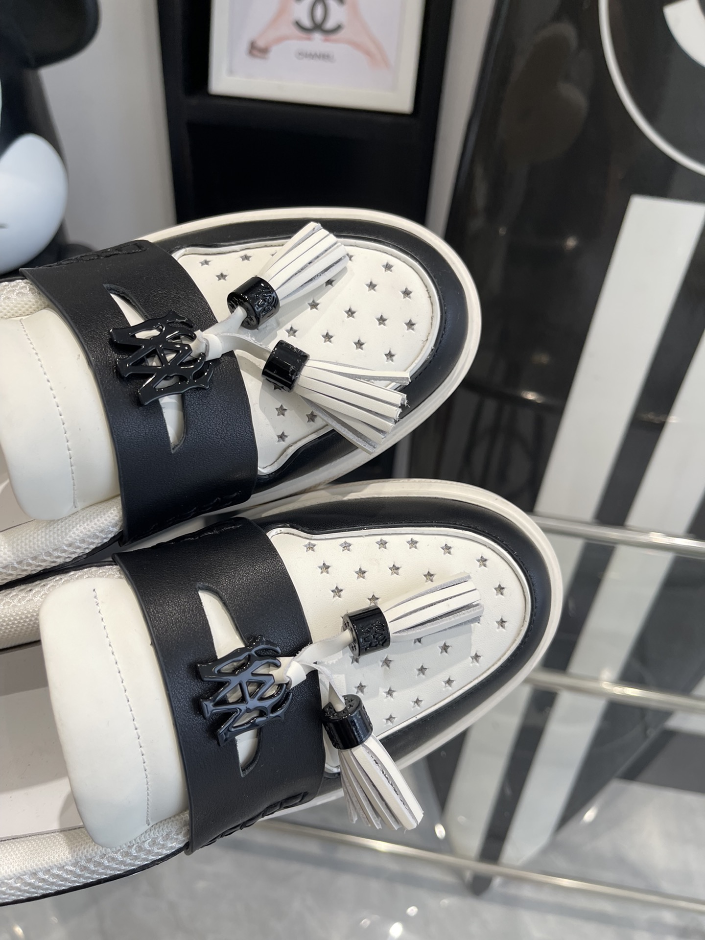 AMIRI’s New Monolithic Leisure Shoe: Stylish Panda Color for Every Occasion - 图片 8