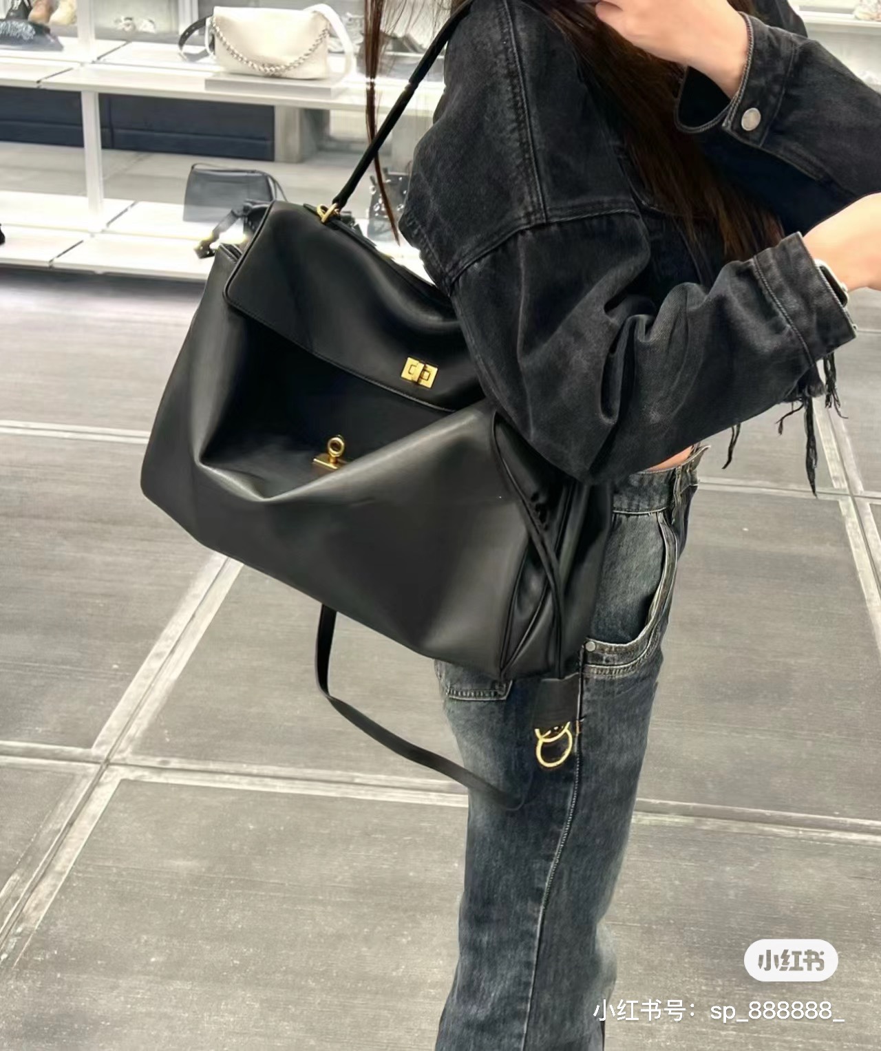 Bolso Balenciaga Rodeo de Cuero Genuino con Diseño Amplio y Elegante 3 i1726103635 273 1
