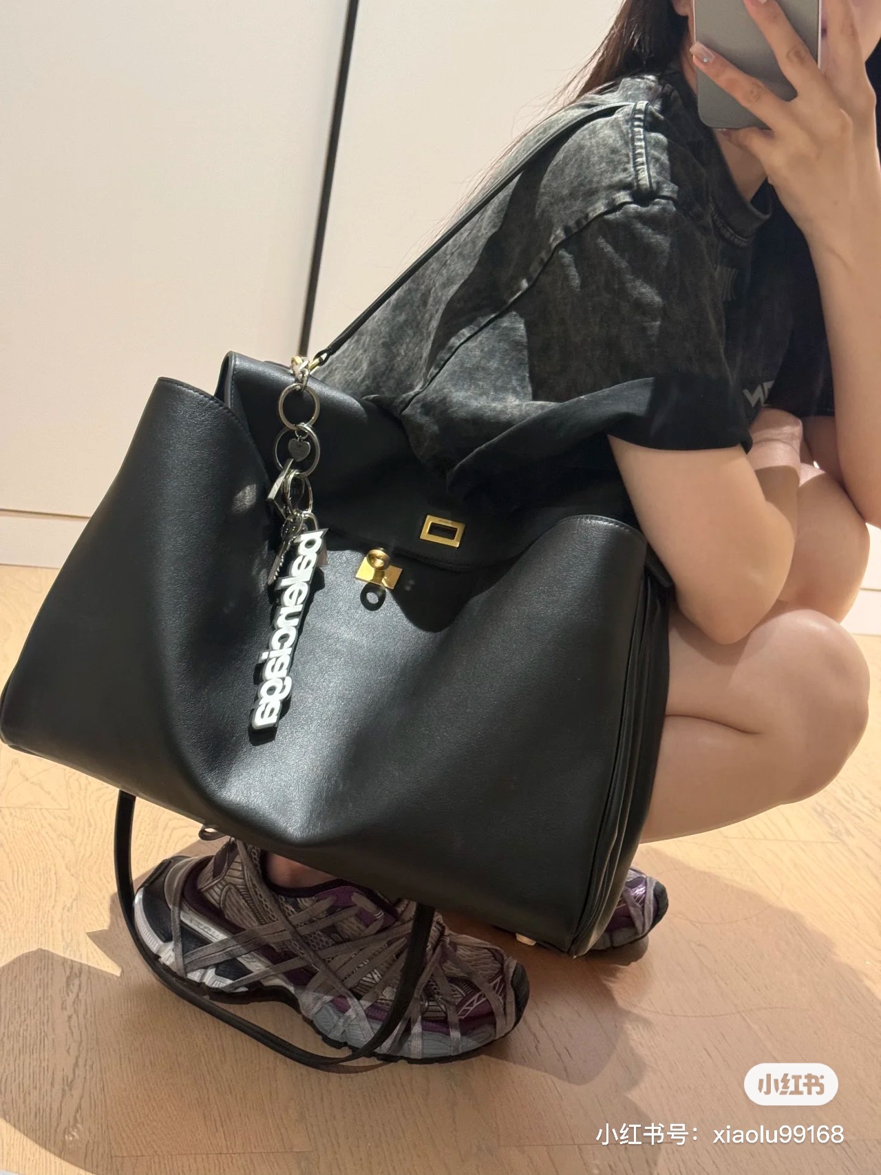 Bolso Balenciaga Rodeo de Cuero Genuino con Diseño Amplio y Elegante 4 i1726103635 6372 2