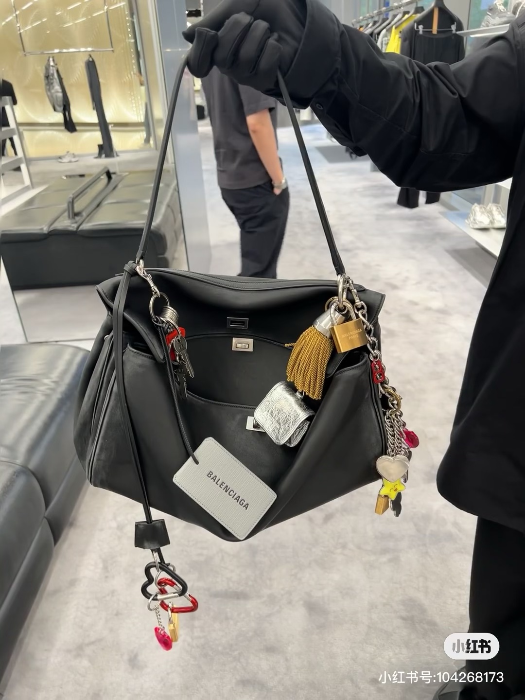 Bolso Balenciaga Rodeo de Cuero Genuino con Diseño Amplio y Elegante 6 i1726103635 8658 4