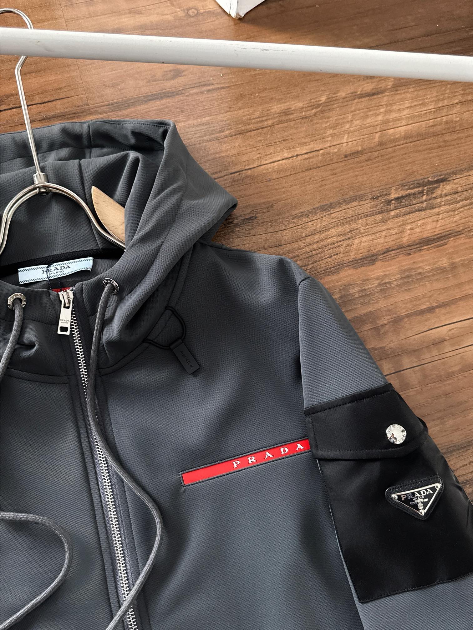 普拉达 2025秋冬新品休闲套装！明星最爱时装味休闲套装 简单大方 拼接面料设计，经典硅胶红条织带log