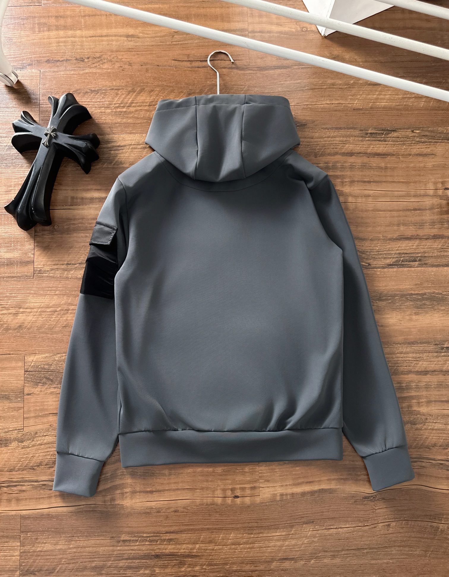 普拉达 2025秋冬新品休闲套装！明星最爱时装味休闲套装 简单大方 拼接面料设计，经典硅胶红条织带log