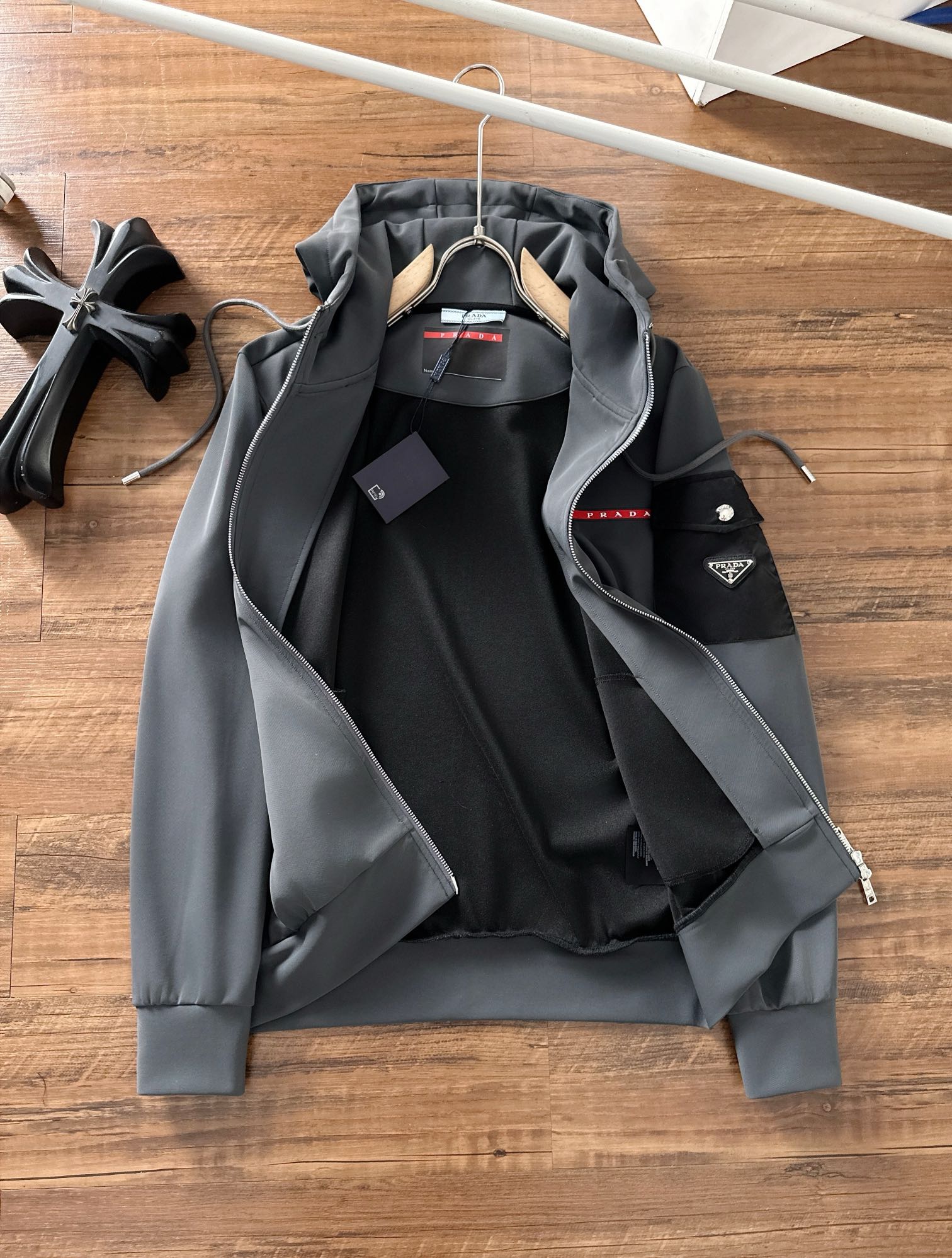 普拉达 2025秋冬新品休闲套装！明星最爱时装味休闲套装 简单大方 拼接面料设计，经典硅胶红条织带log