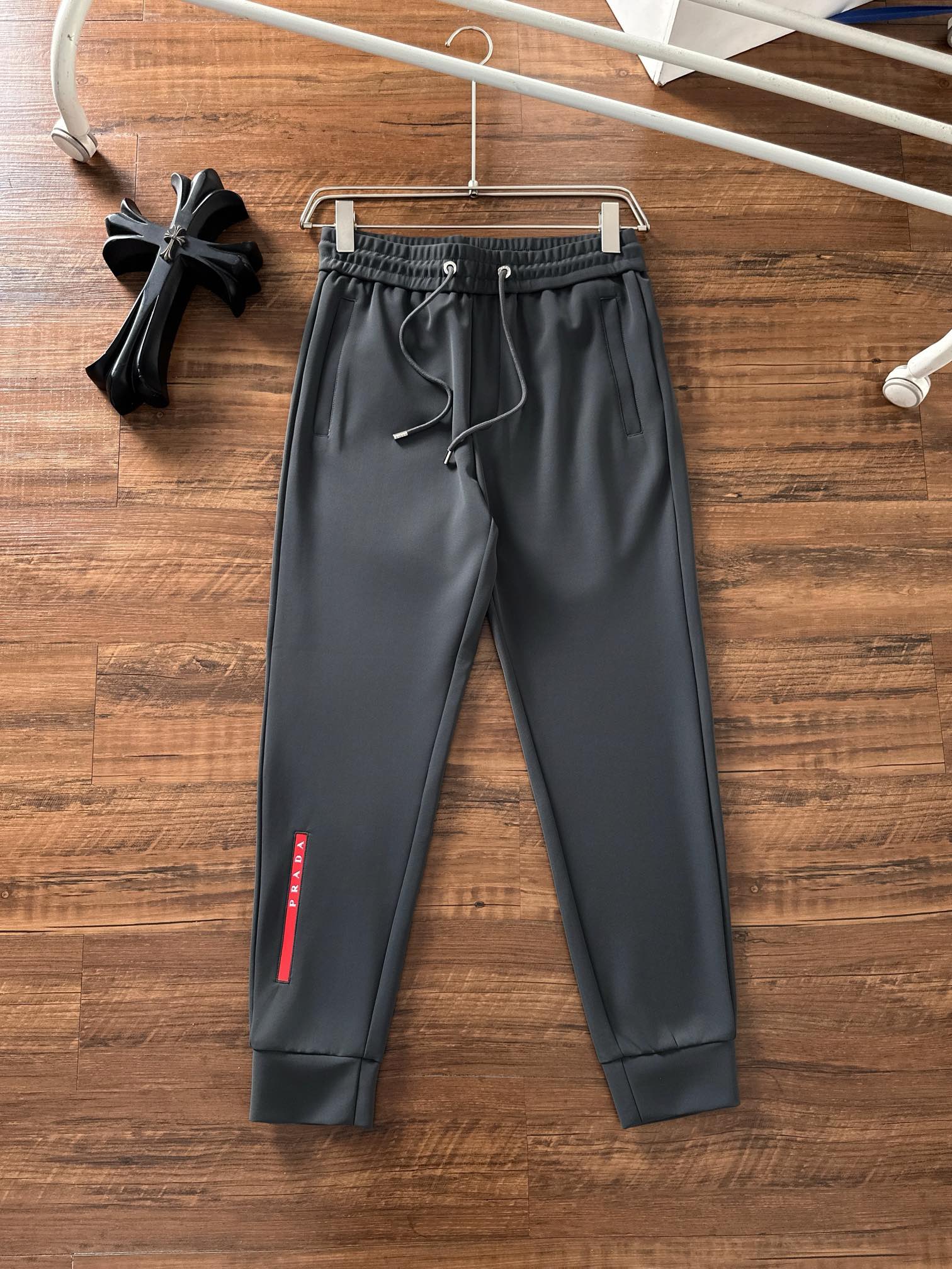 普拉达 2025秋冬新品休闲套装！明星最爱时装味休闲套装 简单大方 拼接面料设计，经典硅胶红条织带log