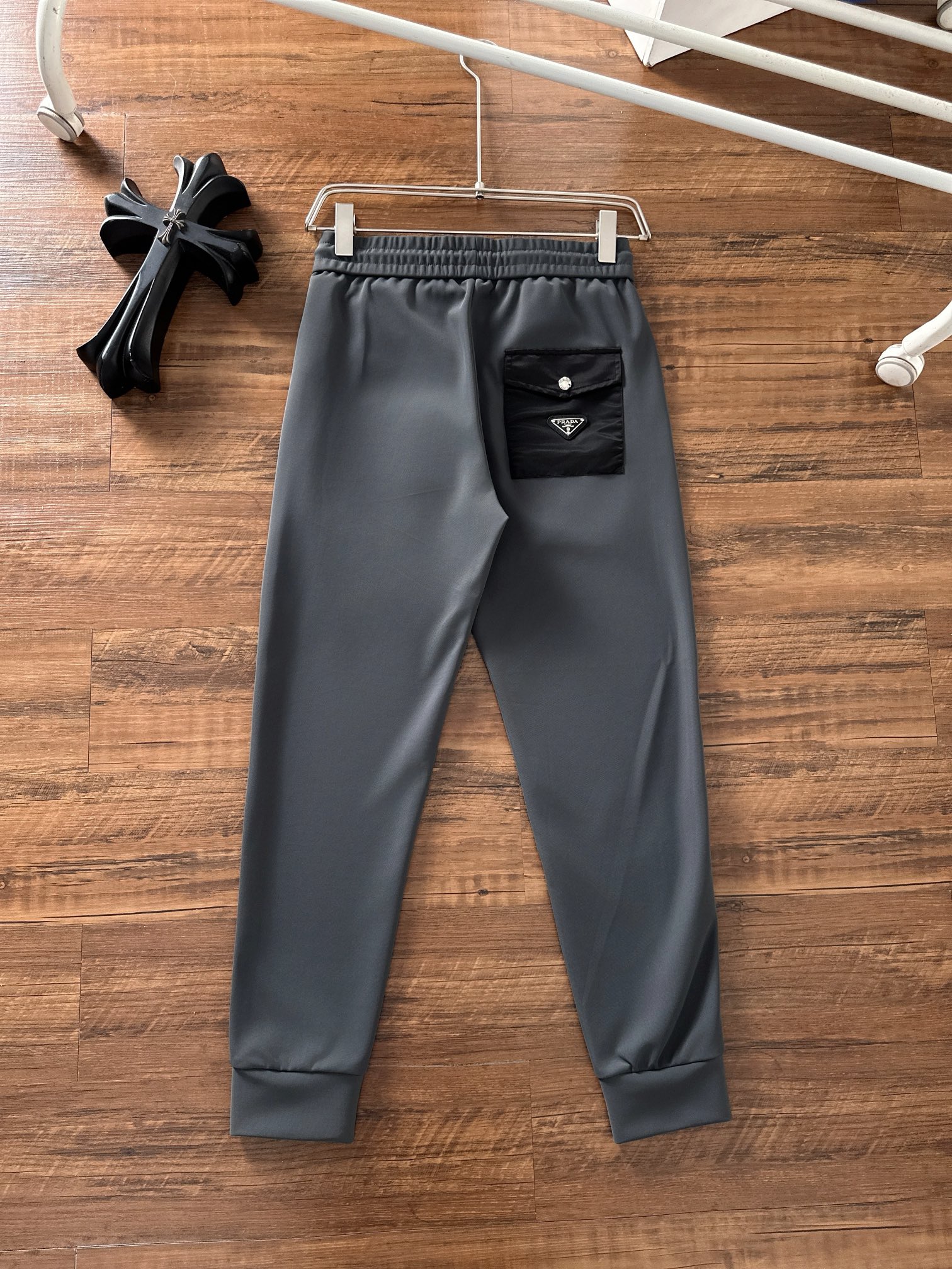 普拉达 2025秋冬新品休闲套装！明星最爱时装味休闲套装 简单大方 拼接面料设计，经典硅胶红条织带log