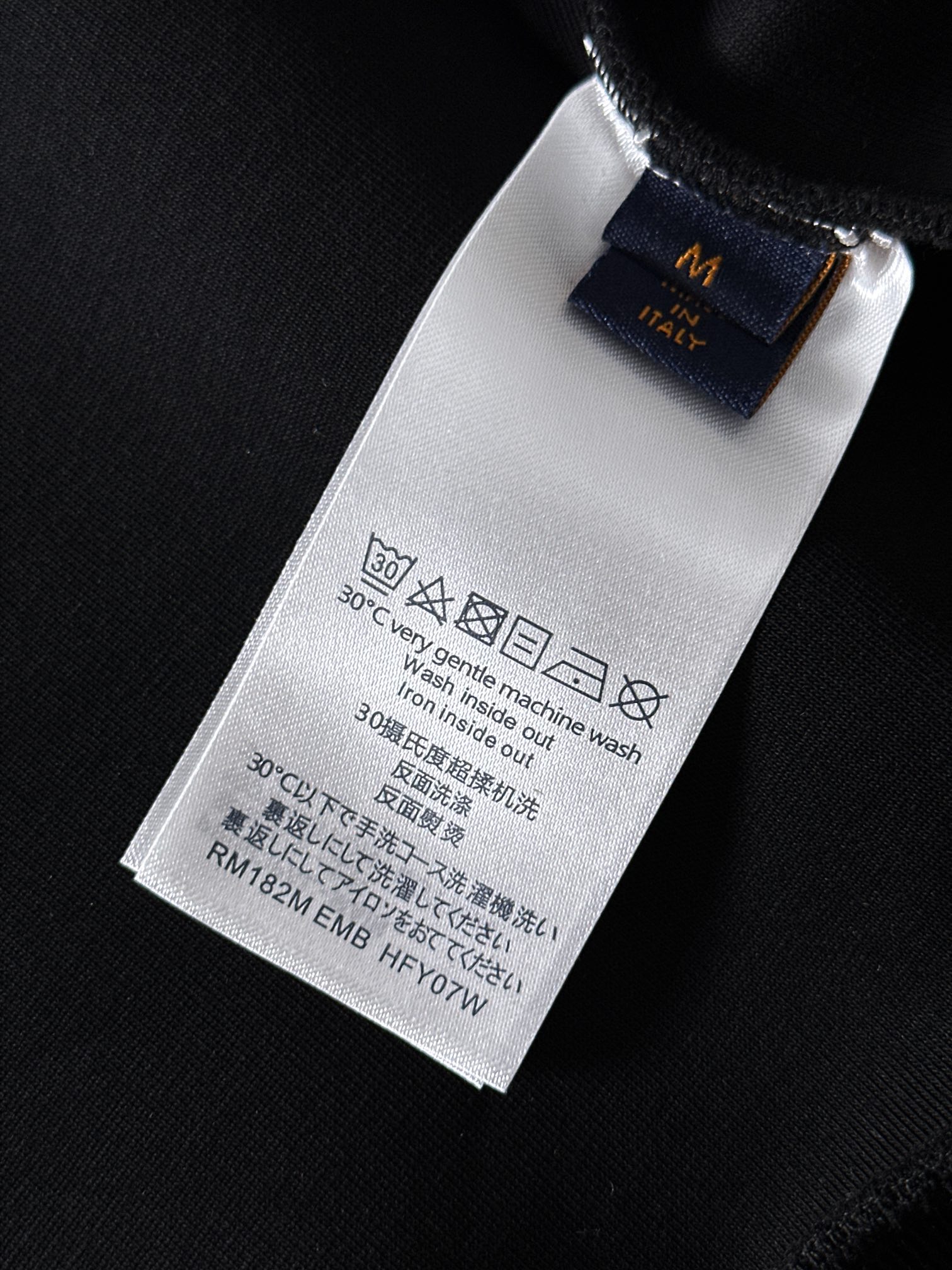 LV 2025早秋新款休闲套装！专柜同步。细节精致高级，品牌logo压胶高级感满满。定织面料更显年轻活力