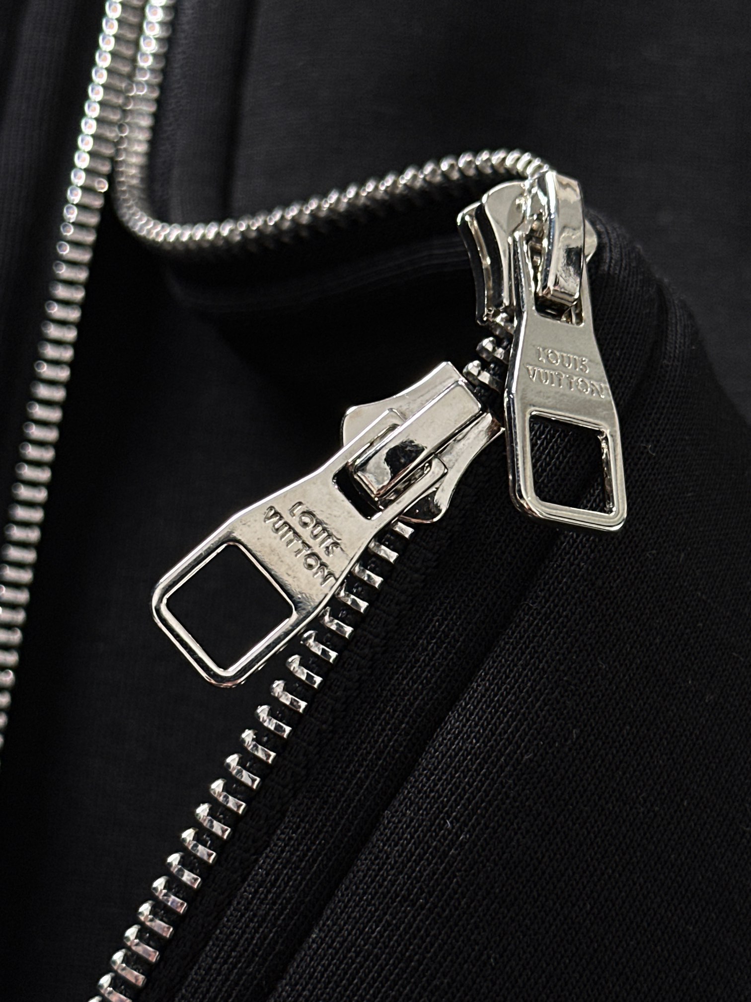 LV 2025早秋新款休闲套装！专柜同步。细节精致高级，品牌logo压胶高级感满满。定织面料更显年轻活力