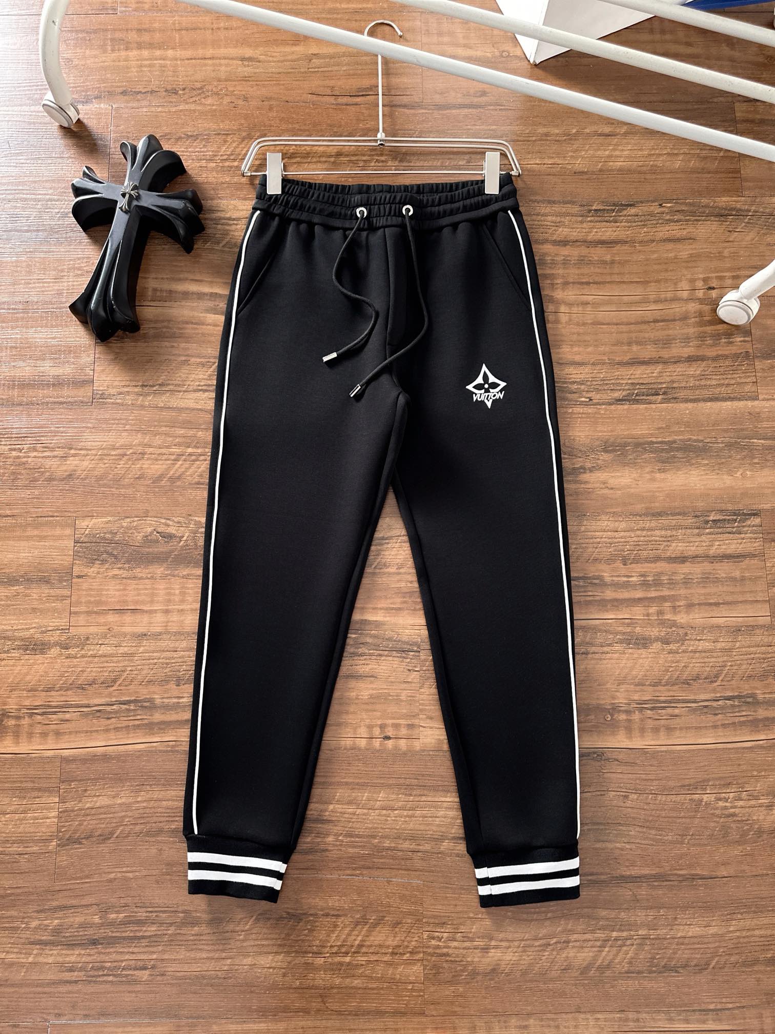 LV 2025早秋新款休闲套装！专柜同步。细节精致高级，品牌logo压胶高级感满满。定织面料更显年轻活力