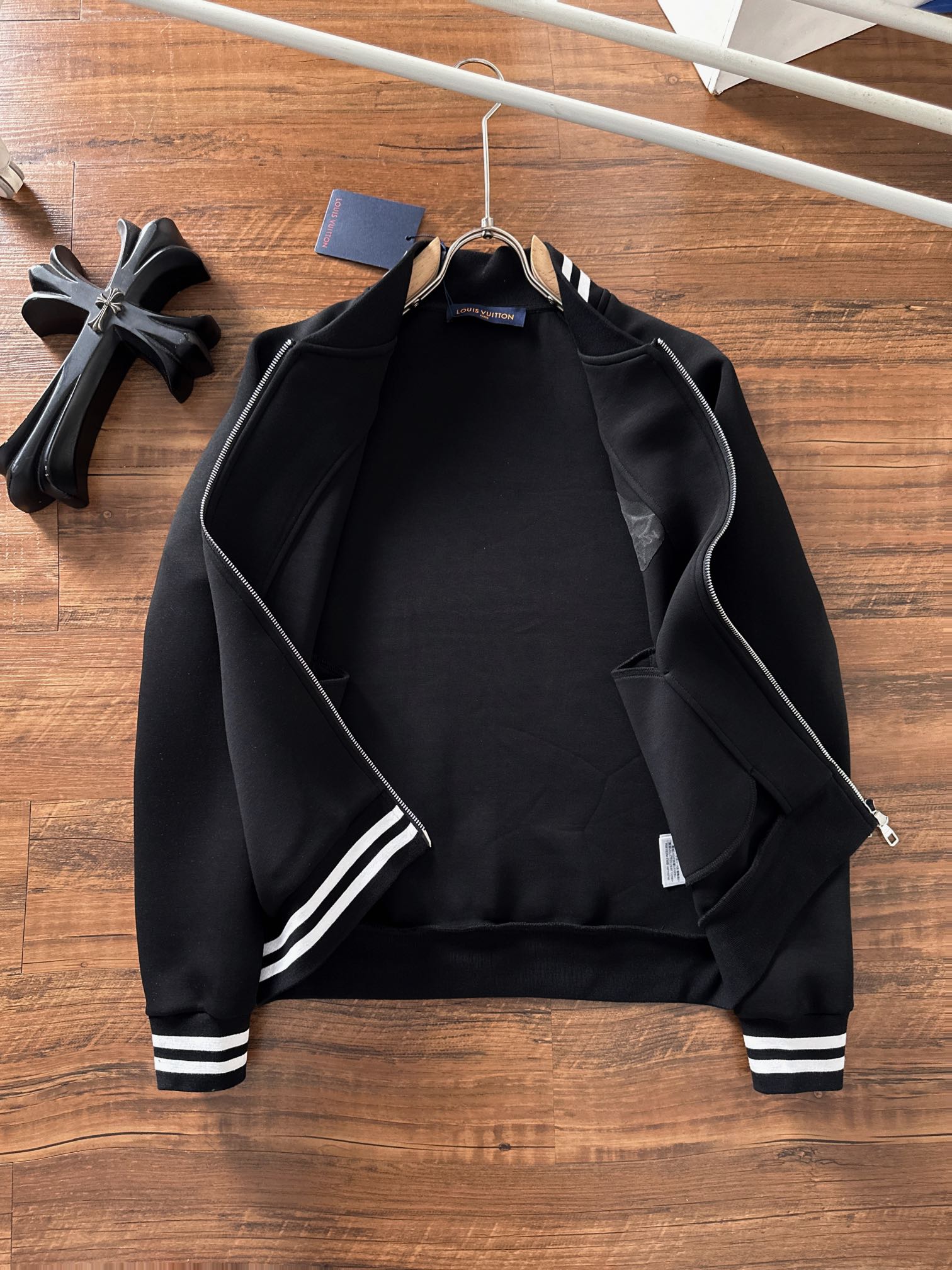 LV 2025早秋新款休闲套装！专柜同步。细节精致高级，品牌logo压胶高级感满满。定织面料更显年轻活力