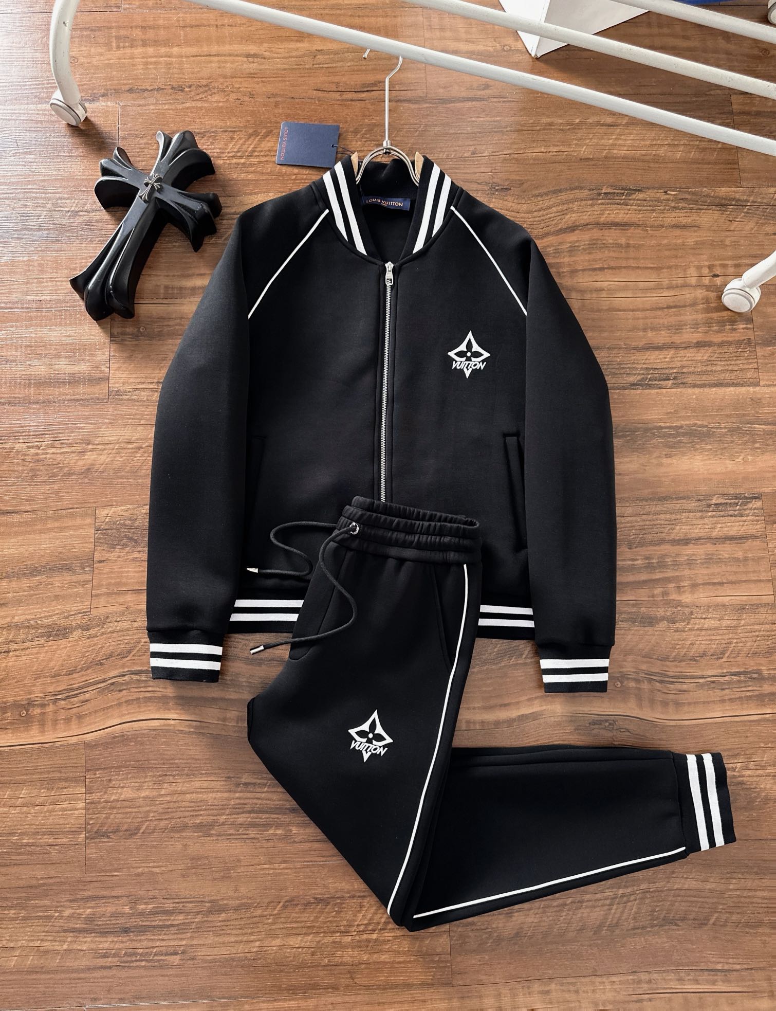 NO:644176,LV 2025 early autumn new casual suit!  The counters are synchronized. The details are exquisite and high-end, and the brand logo is laminated with a high-end feel. Custom-woven fabrics are more youthful and energetic. Customized high-end fabrics, the upper body is crisp and stylish, comfortable and not tight. The customized metal logo zippers are very classy, ​​and the clean and neat tailoring is full of urban style. You will feel good when you wear it. It is the first choice for high-end fashion people, and the upper body effect is super good-looking!  Size M-3XL,,louis vuitton,alexander wang19860909LV 2025早秋新款休闲套装！专柜同步.细节精致高级,品牌logo压胶高级感满满.定织面料更显年轻活力,定制高端面料,上身挺括有型,舒适不紧绷.定制金属logo拉链非常有档次,干净利落的剪裁都市风十足,穿上心情就好,高端潮流时尚人士首选,上身效果超级好看！ 码数M-3XL,,louis vuitton,alexander wang,Men's clothing