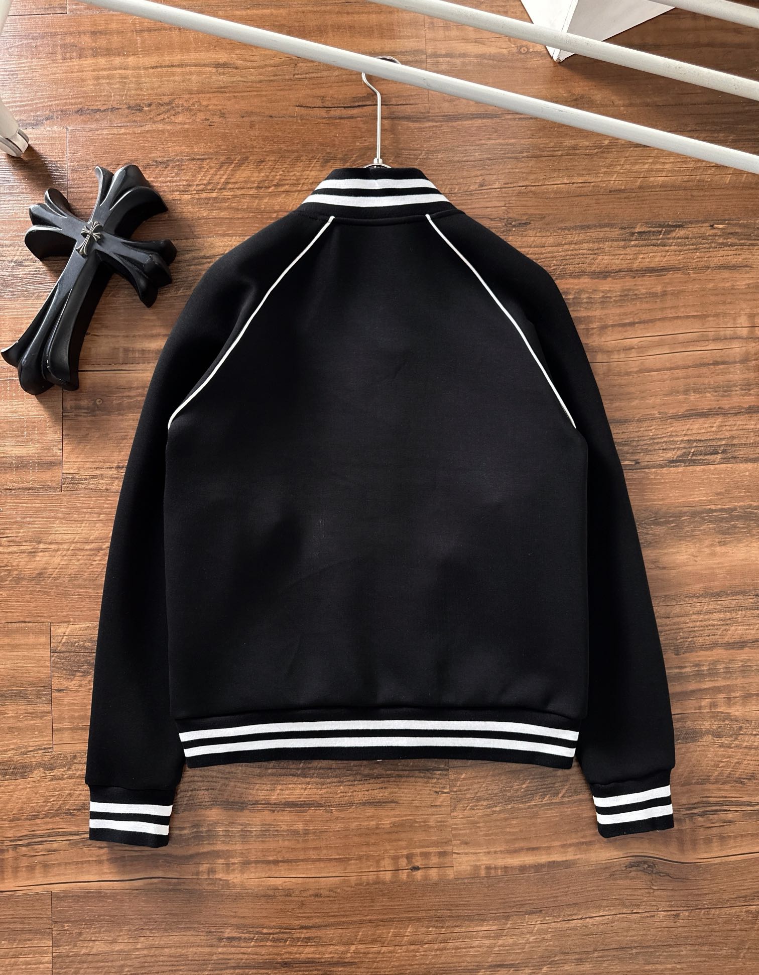 LV 2025早秋新款休闲套装！专柜同步。细节精致高级，品牌logo压胶高级感满满。定织面料更显年轻活力