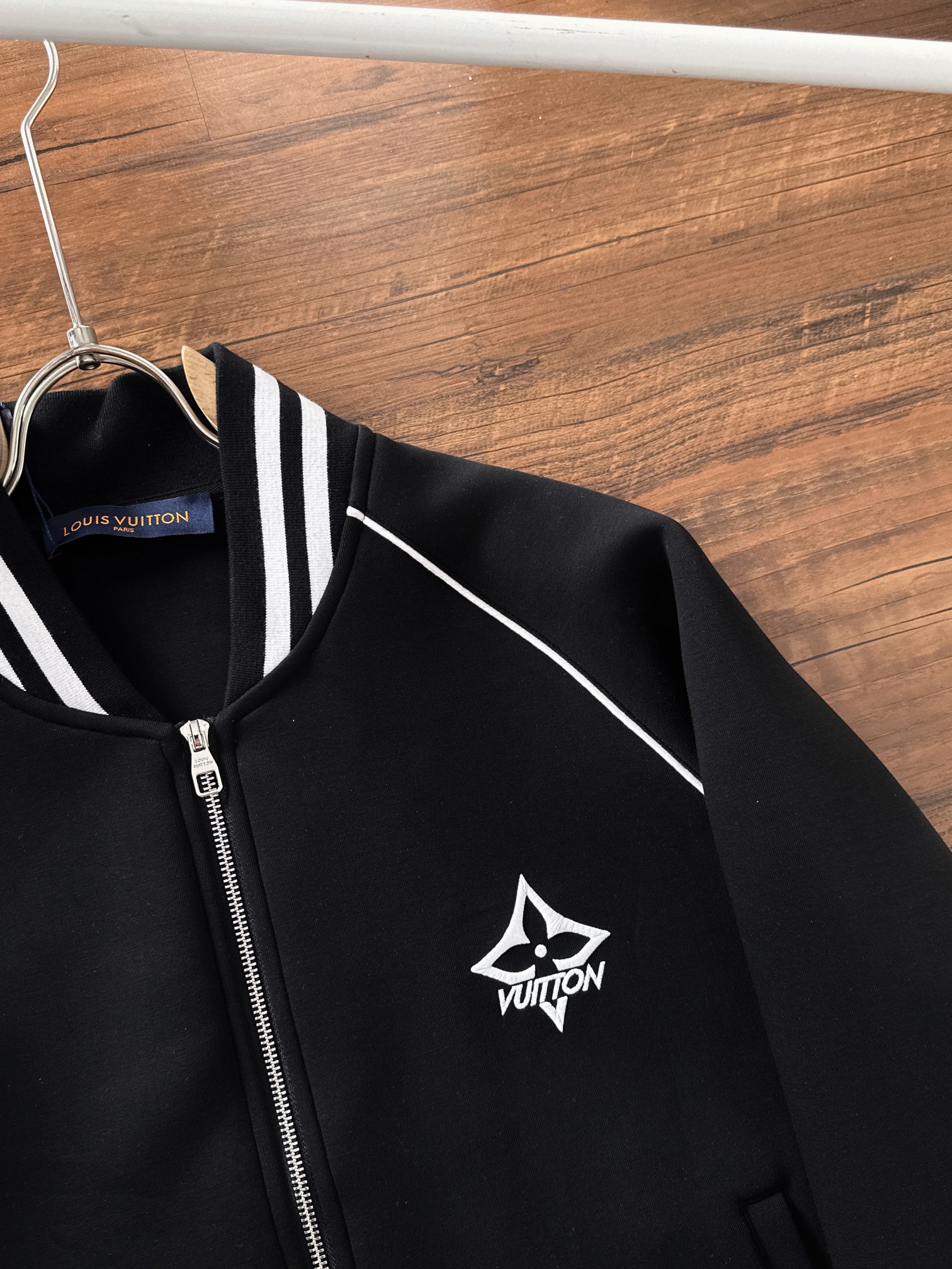 LV 2025早秋新款休闲套装！专柜同步。细节精致高级，品牌logo压胶高级感满满。定织面料更显年轻活力