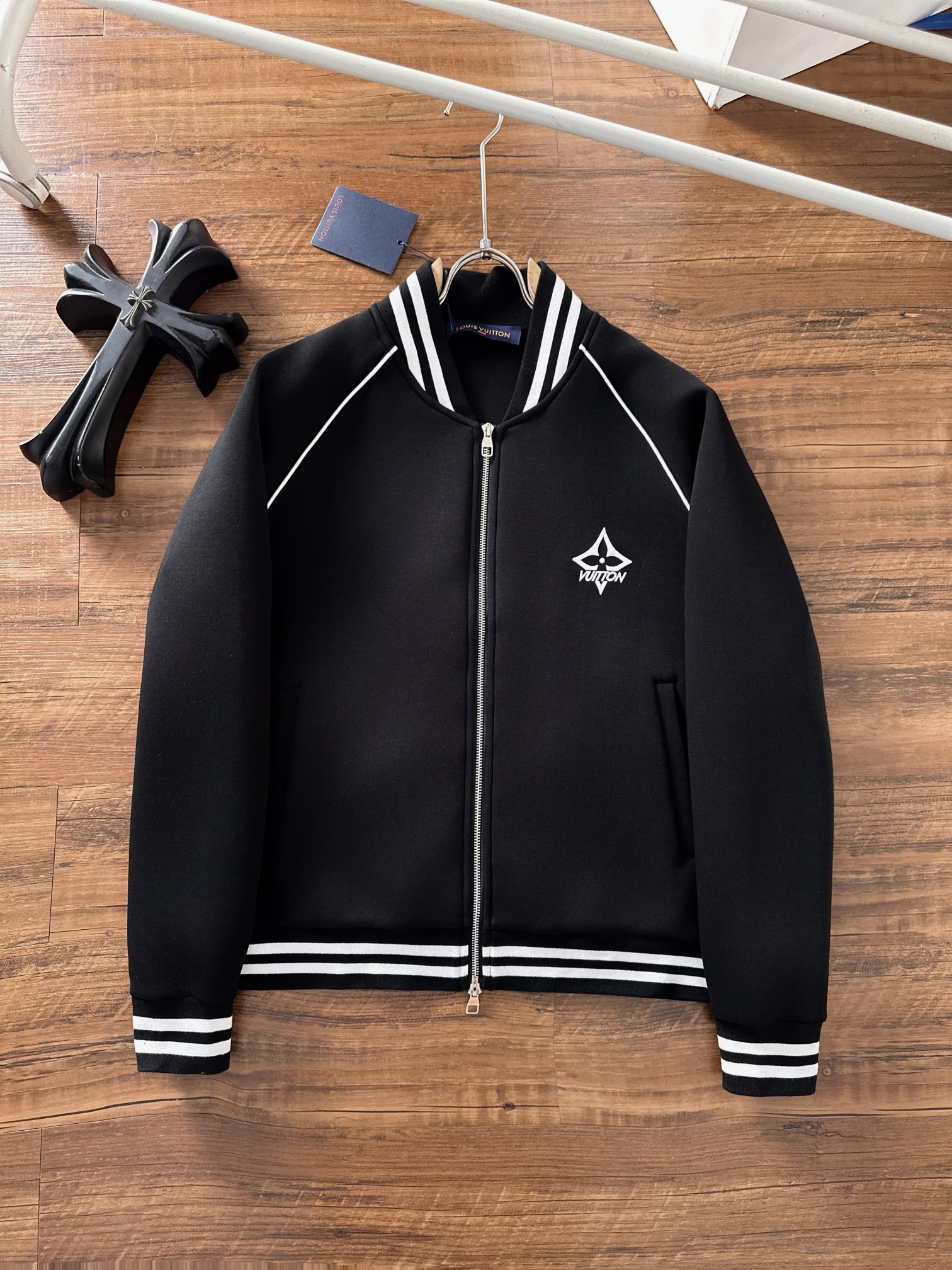 LV 2025早秋新款休闲套装！专柜同步。细节精致高级，品牌logo压胶高级感满满。定织面料更显年轻活力